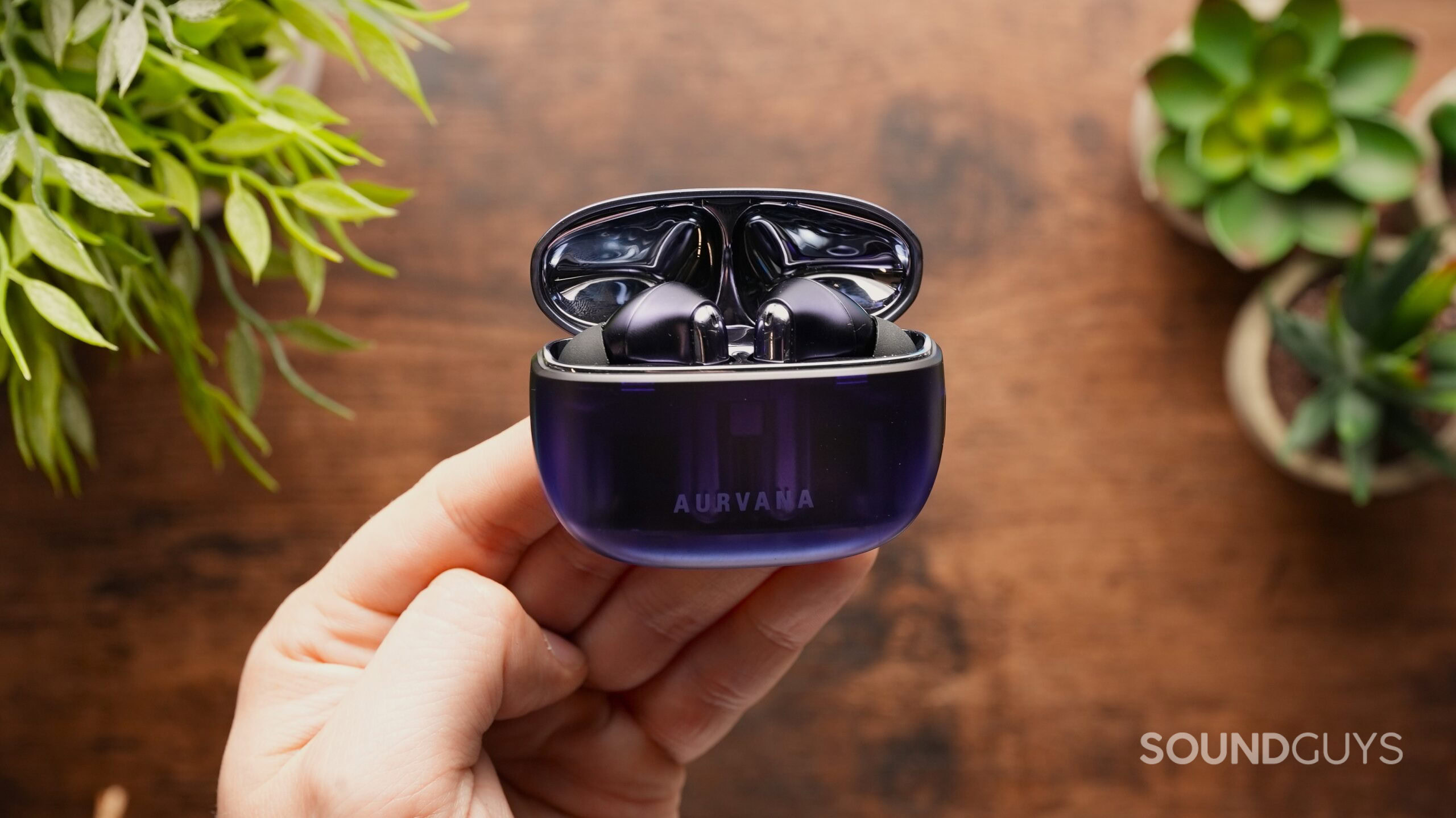 a hand holding the Creative Aurvana Ace 3