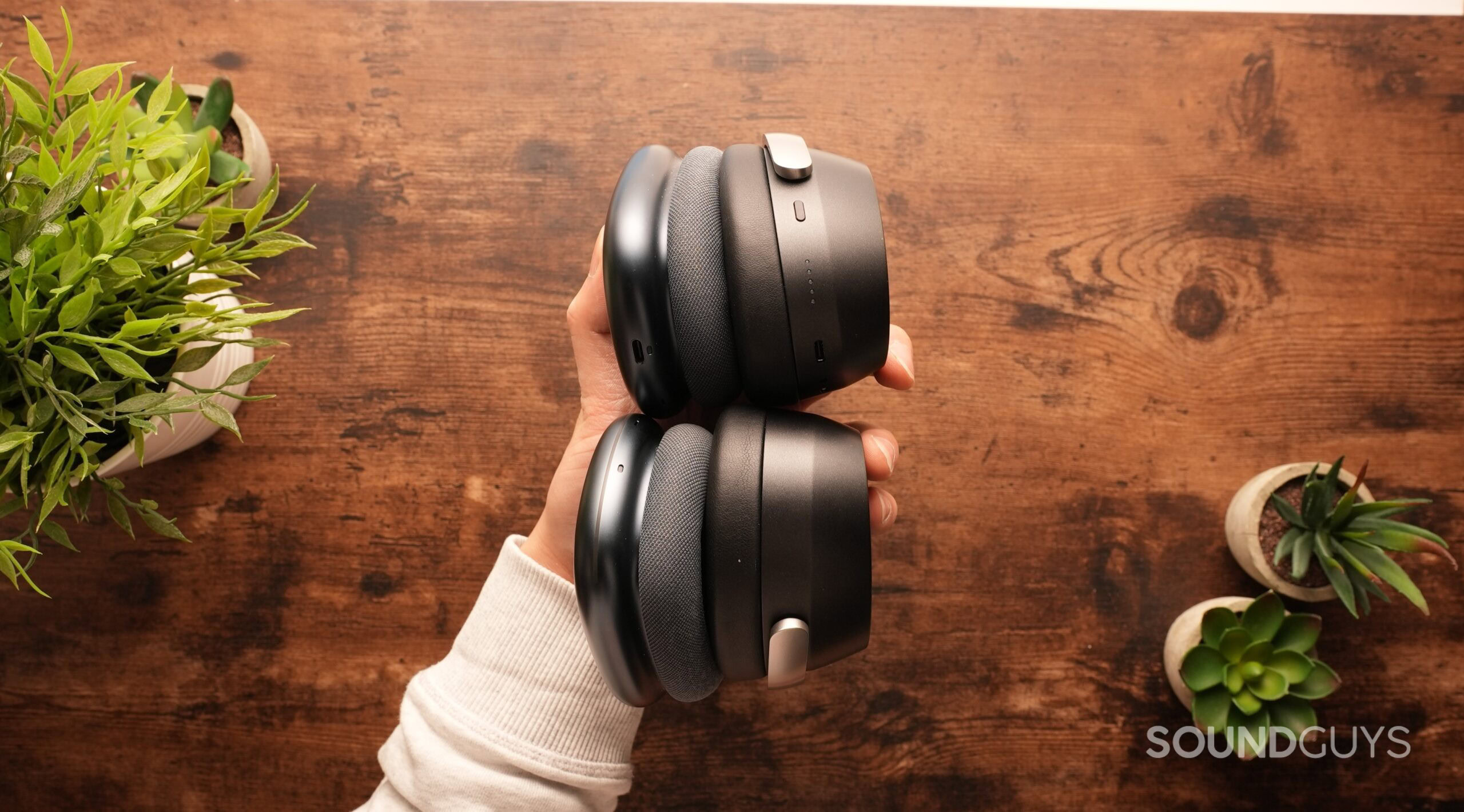 airpods-max-vs-sennheiser-hdb-630-3 The AirPods Max and the Sennheiser HDB 630s rest against each other, showing the side profile.