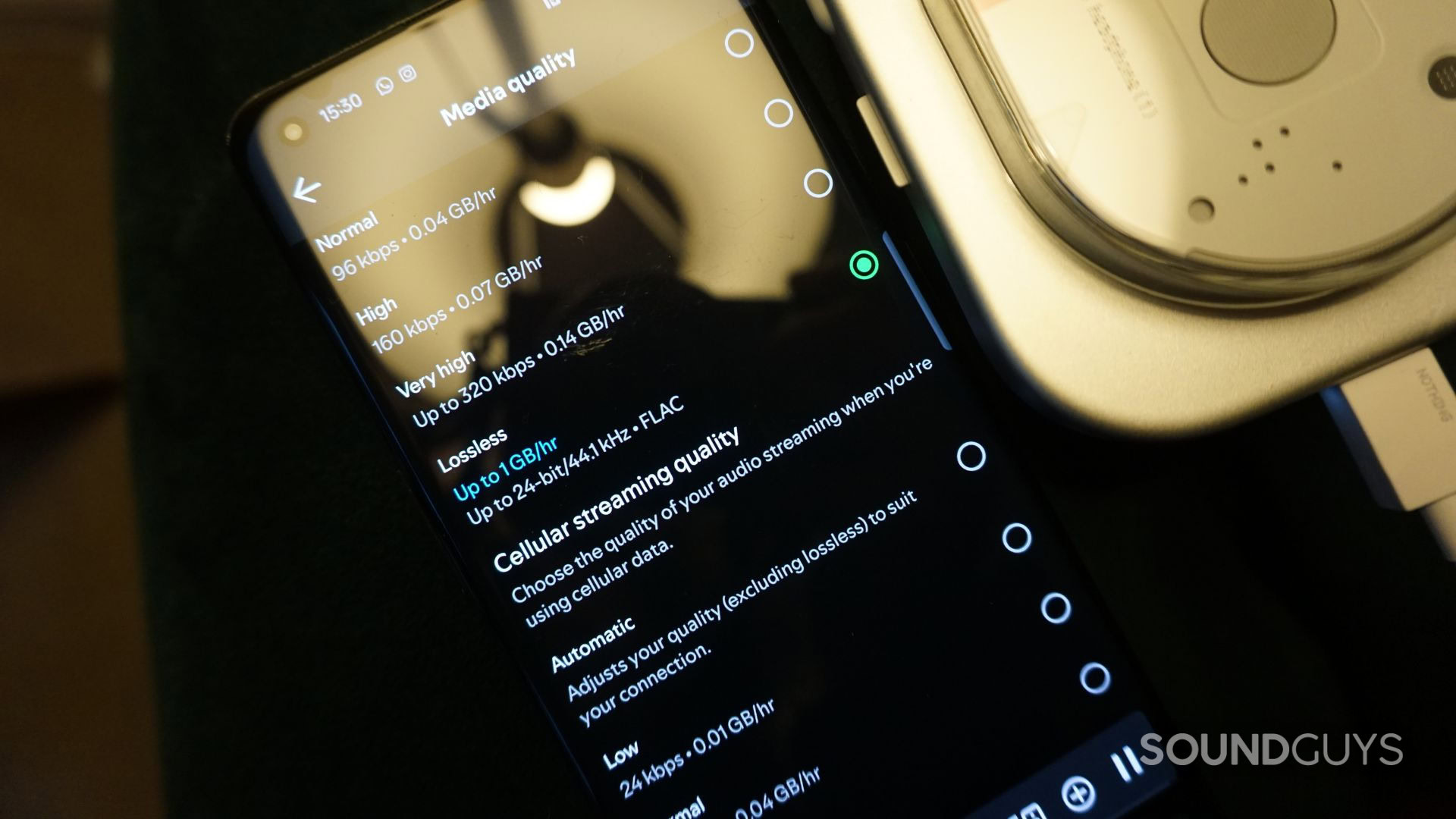 Spotify-Lossless-and-Nothing-Headphone-1 A photograph of Spotify Lossless settings on the Spotify mobile app.