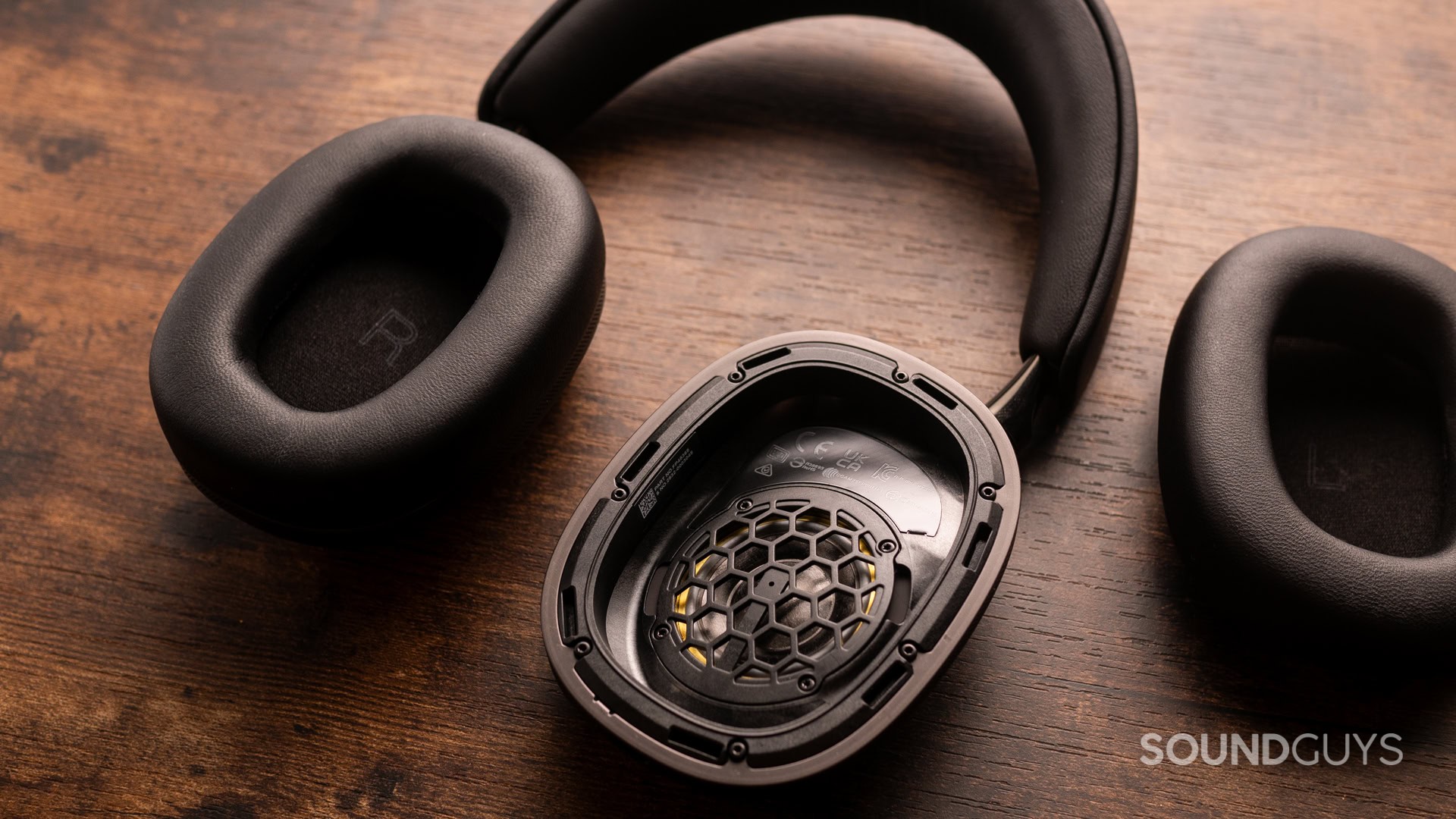 bowers and wilkins px8 s2009 The Bowers and Wilkins Px8 S2 has removable ear pads.