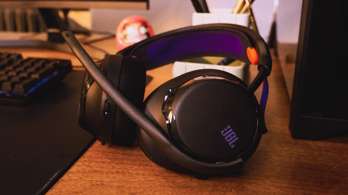 FINAL-JBL-Quantum-Press-Release-v12.12 JBL Quantum gaming headset on table