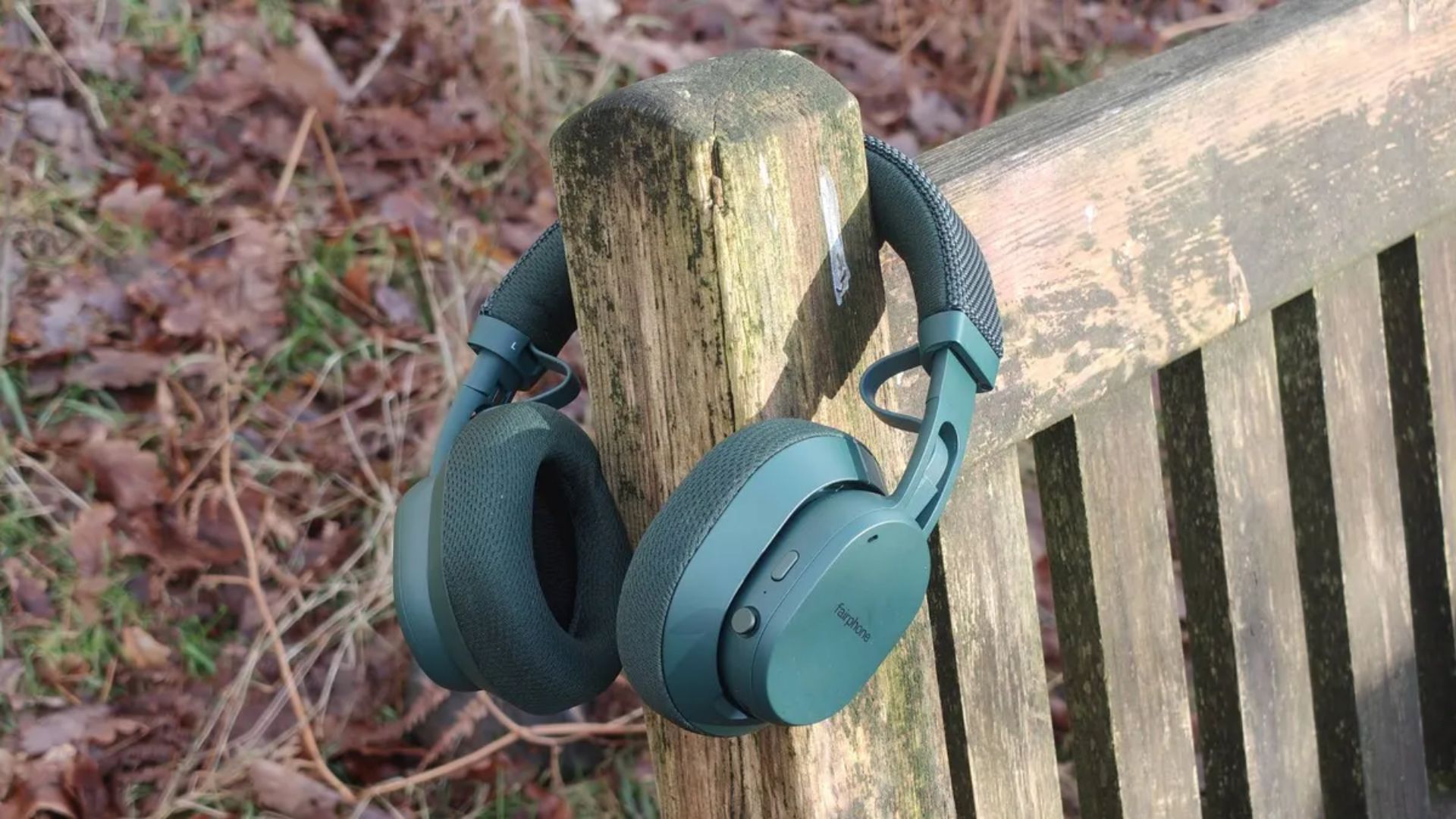 Fairphone-Fairbuds-XL-2025-headband A photograph of the Fairphone Fairbuds XL (2025) ear cups and headband.