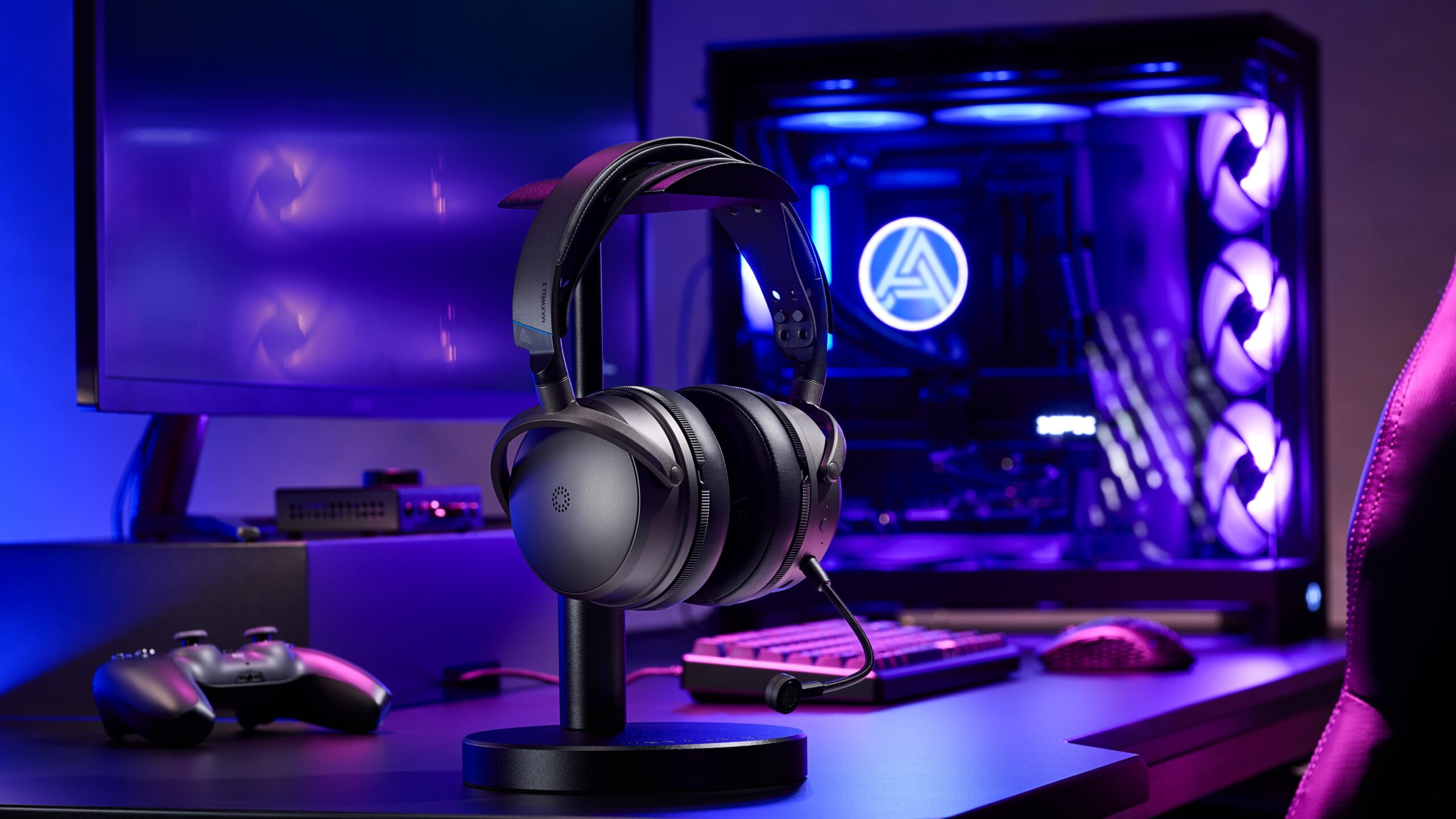 MAXWELL_2_STILL_LIFE_223 Audeze Maxwell 2 on gaming desk