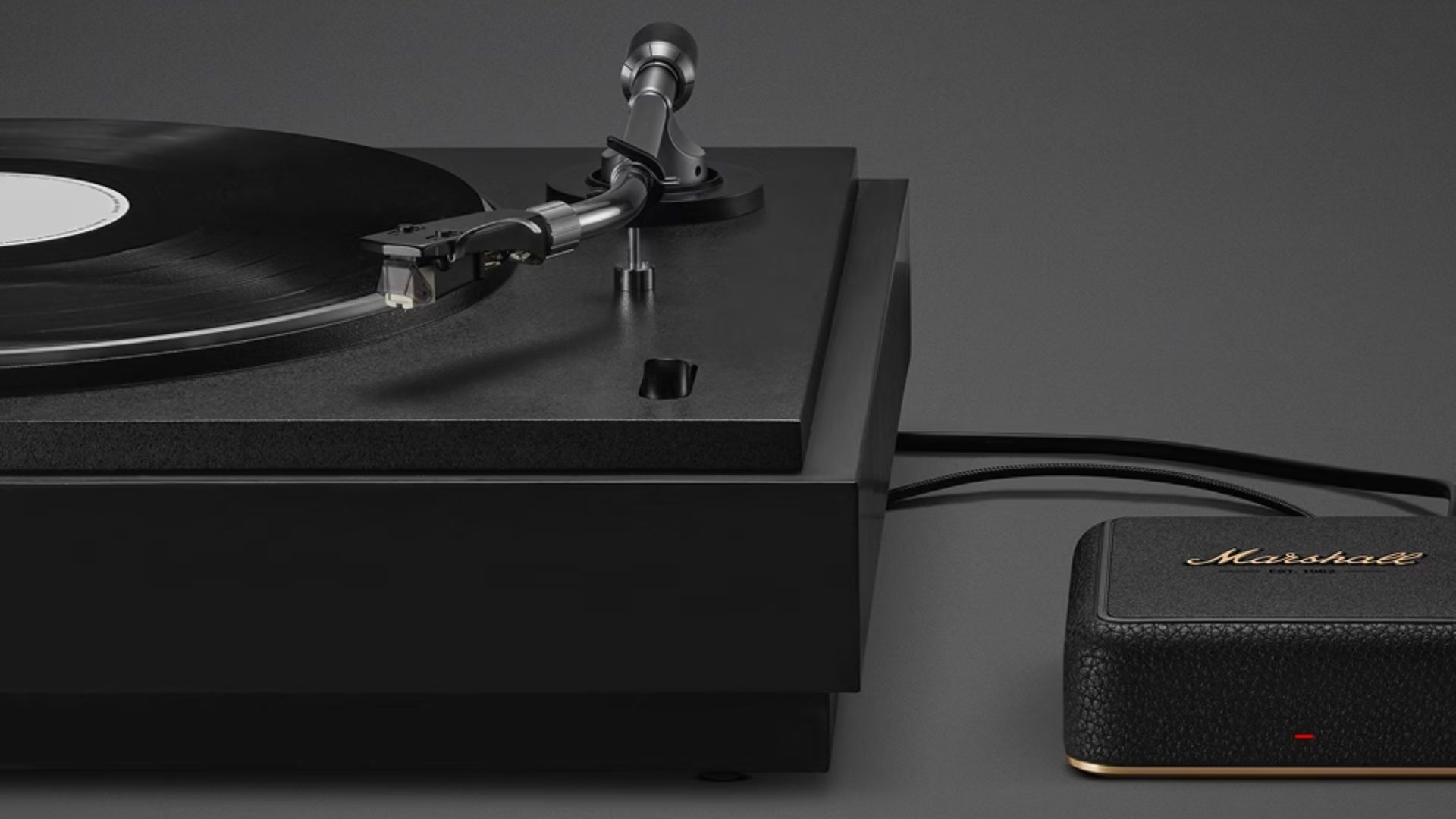 Marshall-Heddon-and-Turntable A photograph of the Marshall Heddon and a turntable.