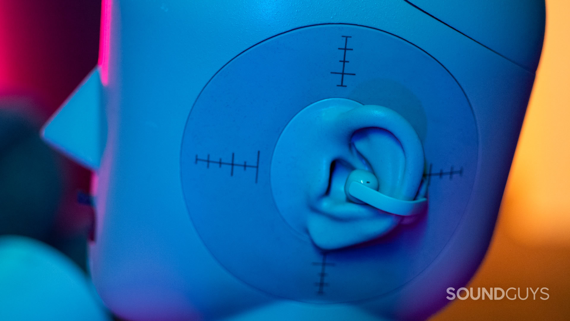 A photo of the Sony LinkBuds Clip affixed to the Bruel & Kjaer 5128 test fixture.