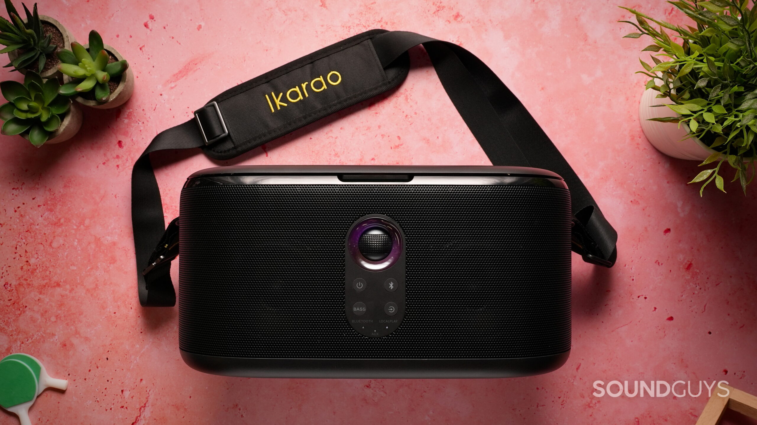 Isithombe esiphansi phezulu somshini wekaraoke we-Ikarao Shell S1 nesivalo sawo sivaliwe. 