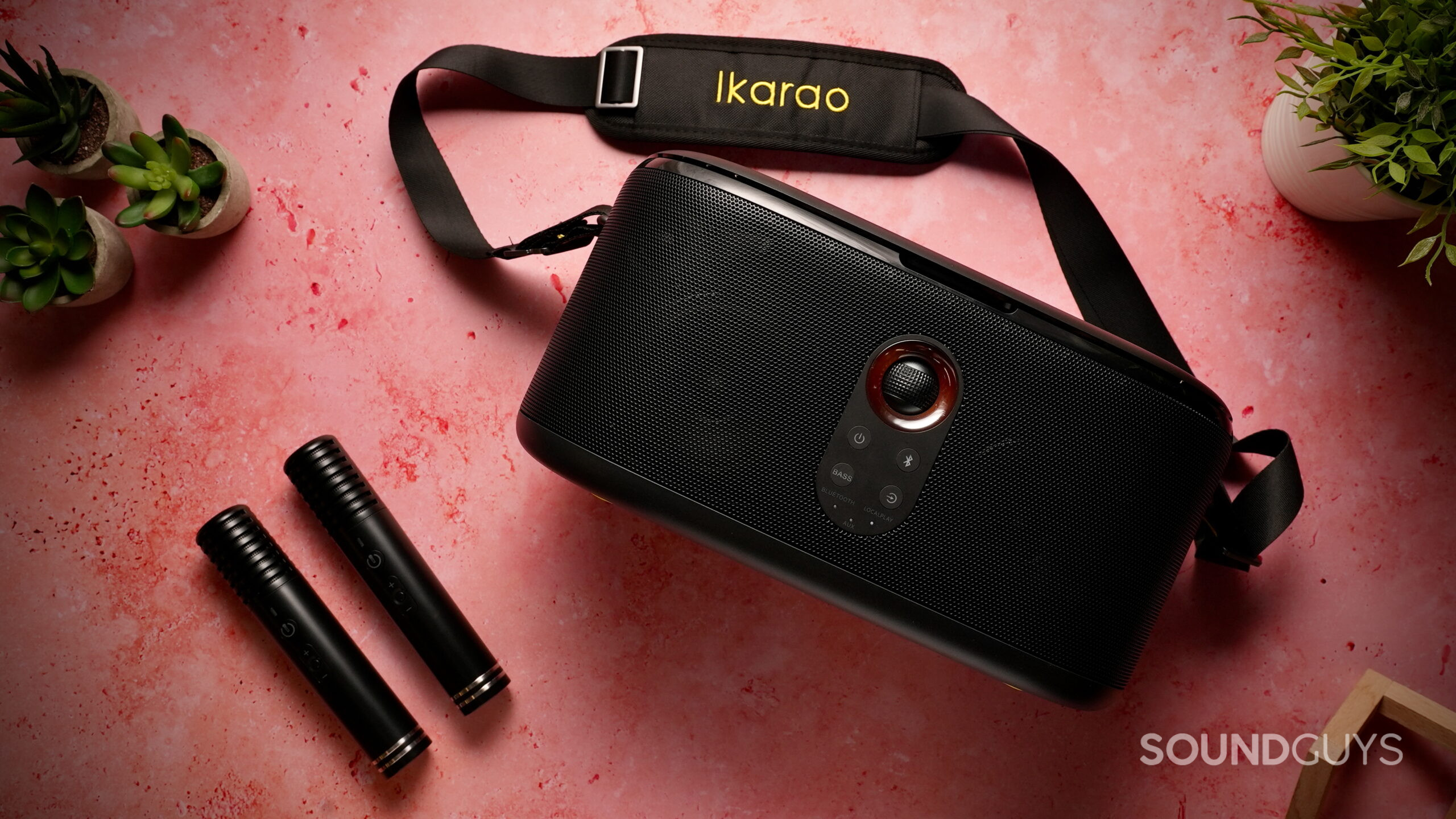 Isithombe esiphezulu phansi somshini we-karaoke we-Ikarao Shell S1, obonisa ipuleti lobuso bangaphambili kanye namakrofoni amabili afakiwe.