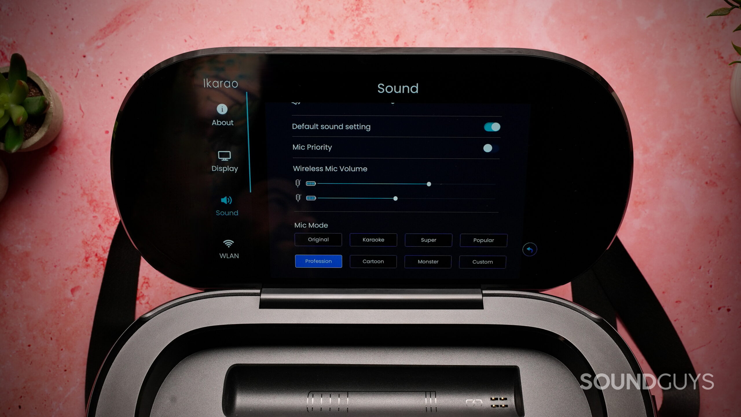 Isithombe esiphansi phezulu somshini wekaraoke we-Ikarao Shell S1 nesivalo sawo esivulekile, okubonisa isikrini sasekhaya esiboniswayo.