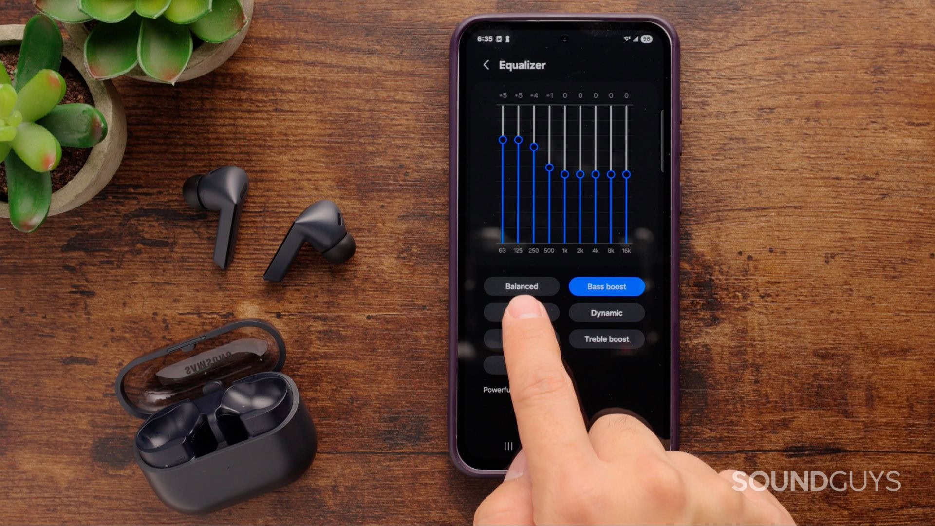 Image of Samsung Galaxy Buds3 FE and smartphone.