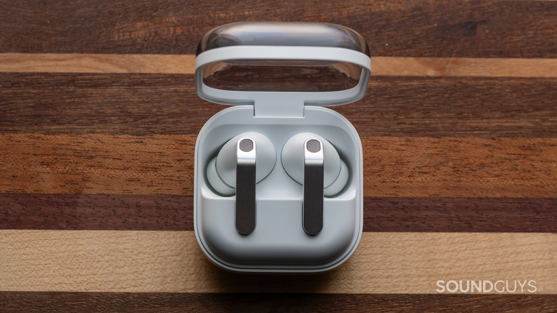 Samsung galaxy buds 4 pro006 Samsung galaxy buds 4 pro on wooden table