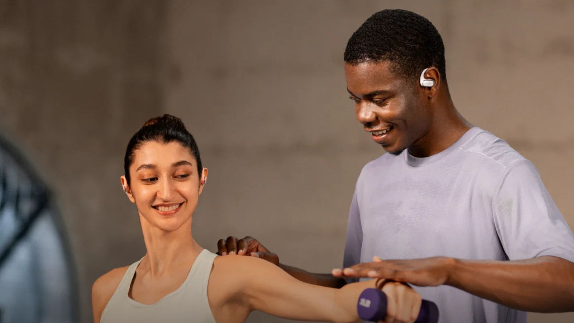 Shokz-OpenFit-Air-being-worn-at-the-gym A photograph of the Shokz OpenFit Air being worn at the gym.