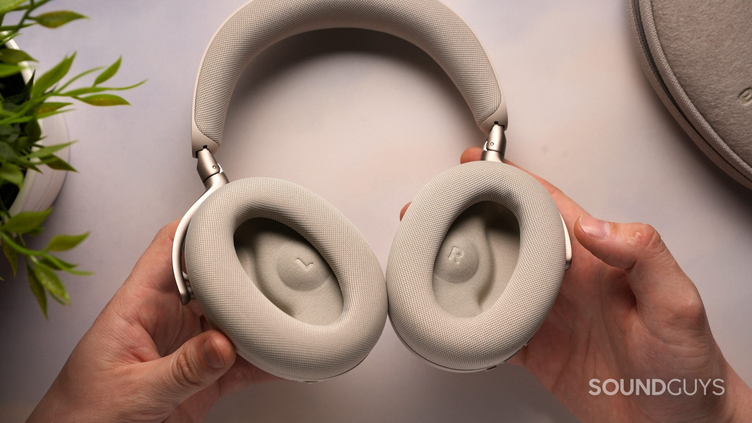 DSC09460 Close-up of Jabra Evolve3 85 ear cushions, showing soft fabric padding and left/right markings inside the ear cups.