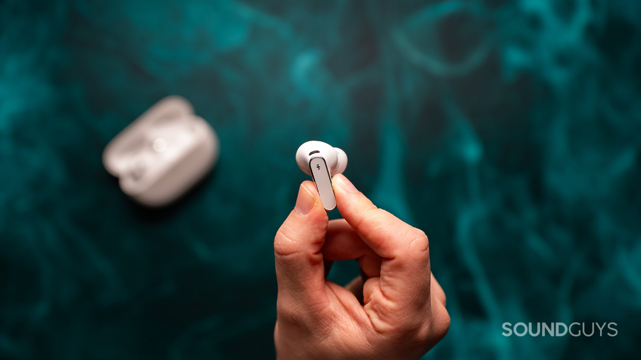 HUAWEI FreeBuds Pro 5 earbuds in hand exterior HUAWEI FreeBuds Pro 5 earbud held in hand.