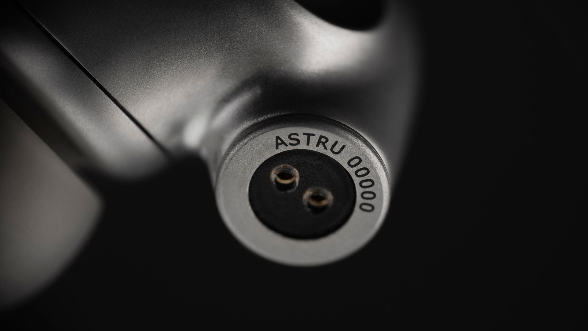 Photo of Meze Audio ASTRU 2 pin connector.