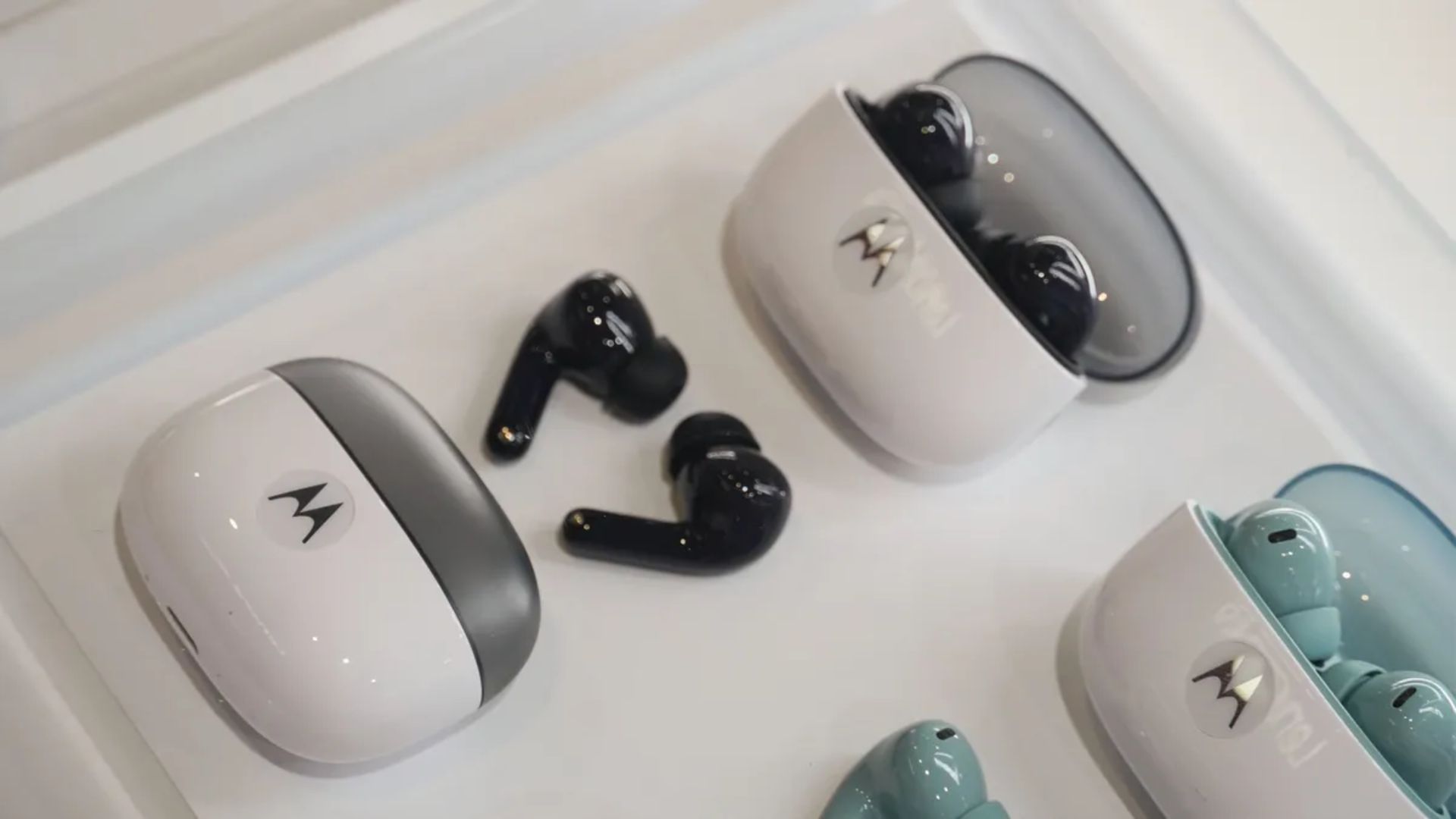 Motorola Moto Buds 2 photo.