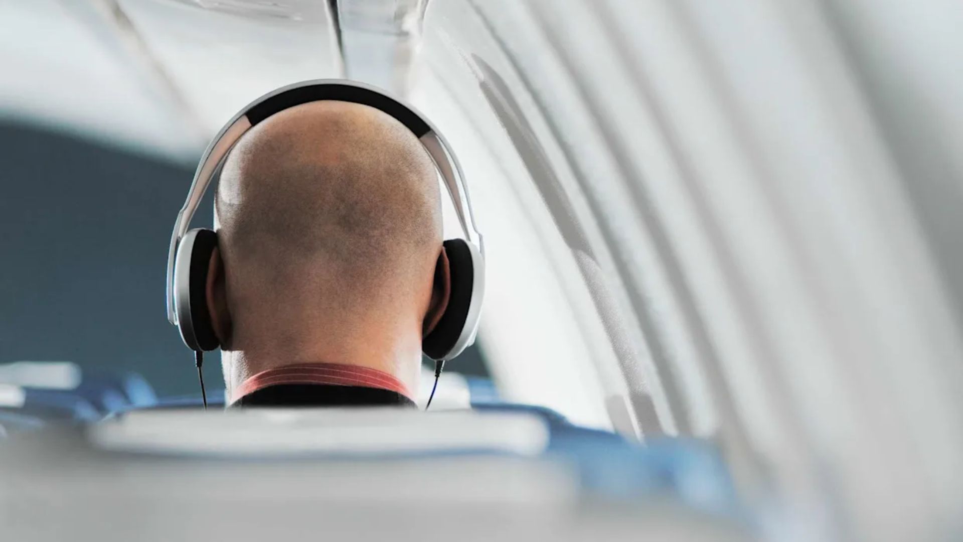 United-Airlines-update-headphone-policy A photograph of a man wearing headphones on a flight.