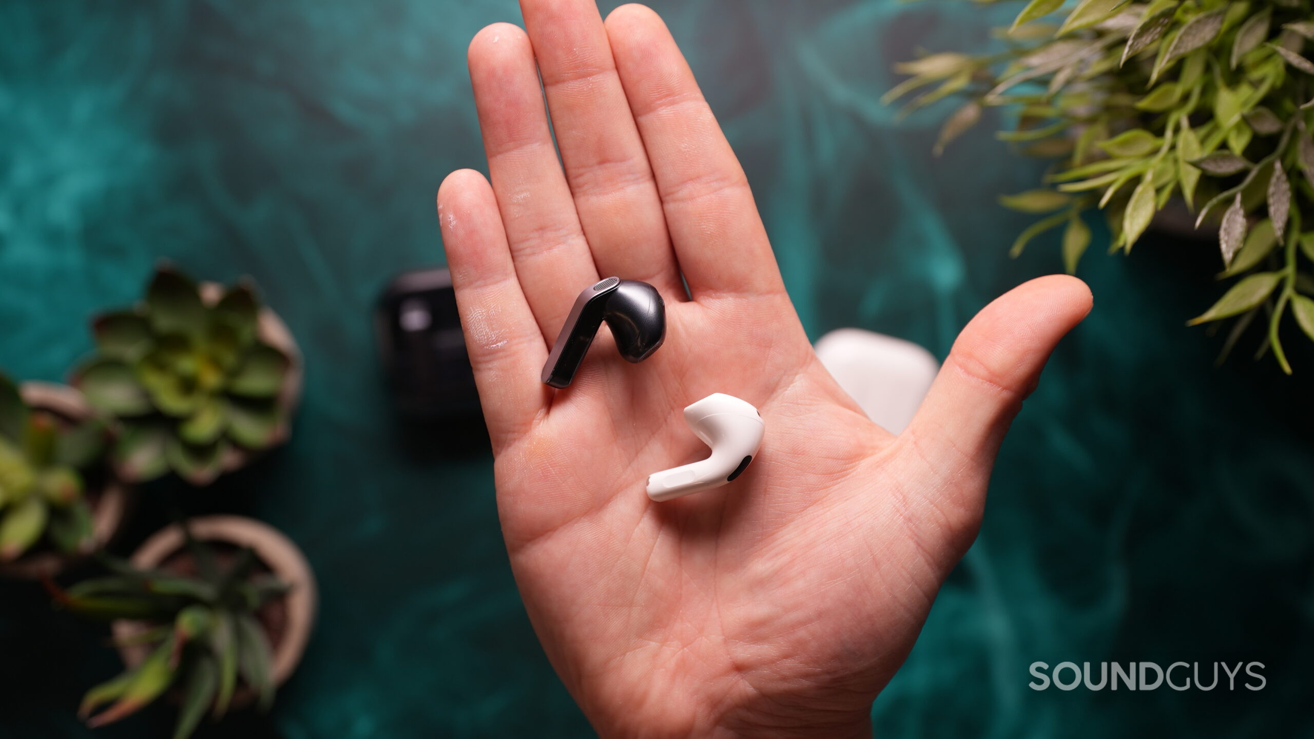 Samsung Galaxy Buds 4 vs Apple AirPods 4 ANC: same problem, different ecosystem