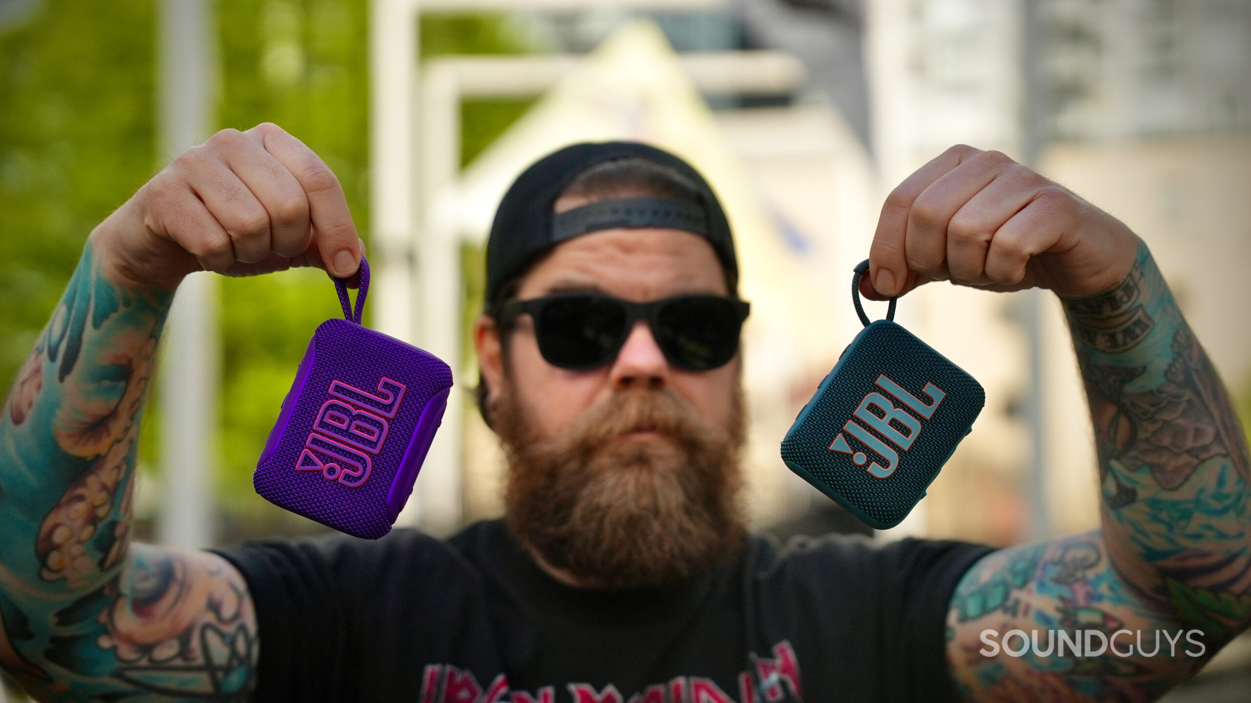 The person who carries the JBL Go 5 and Go 4 speakers with handling loops