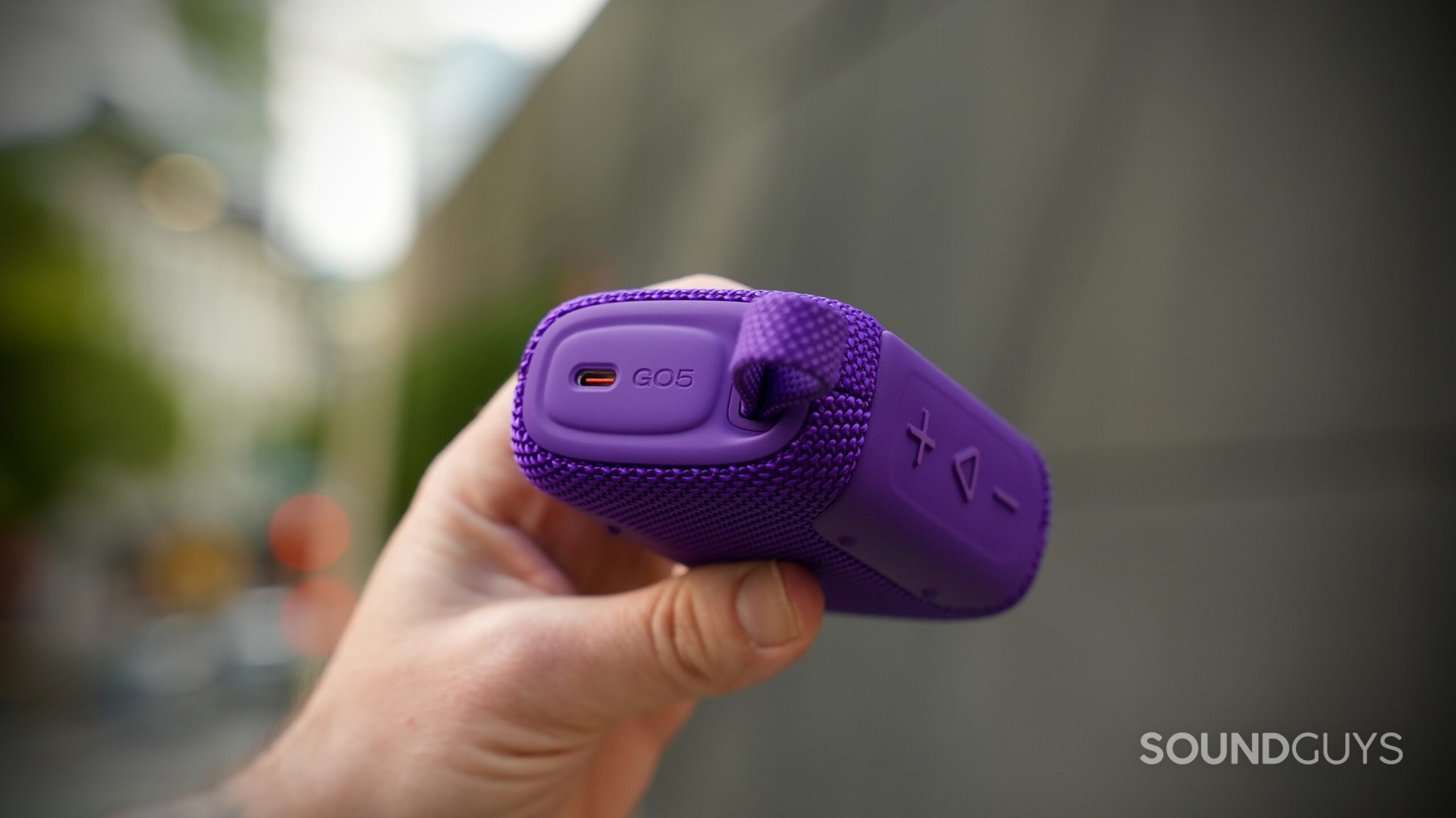 Closure of the JBL Go 5 USB-C charging port 