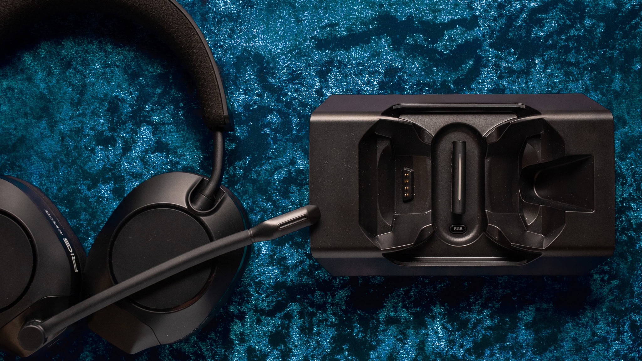 RIG R8 Pro HX Top Down of base station with USB-C dongle RIG R8 Pro HX top down with headset to the left and docking station to the right with USB-C dongle inserted into base station.