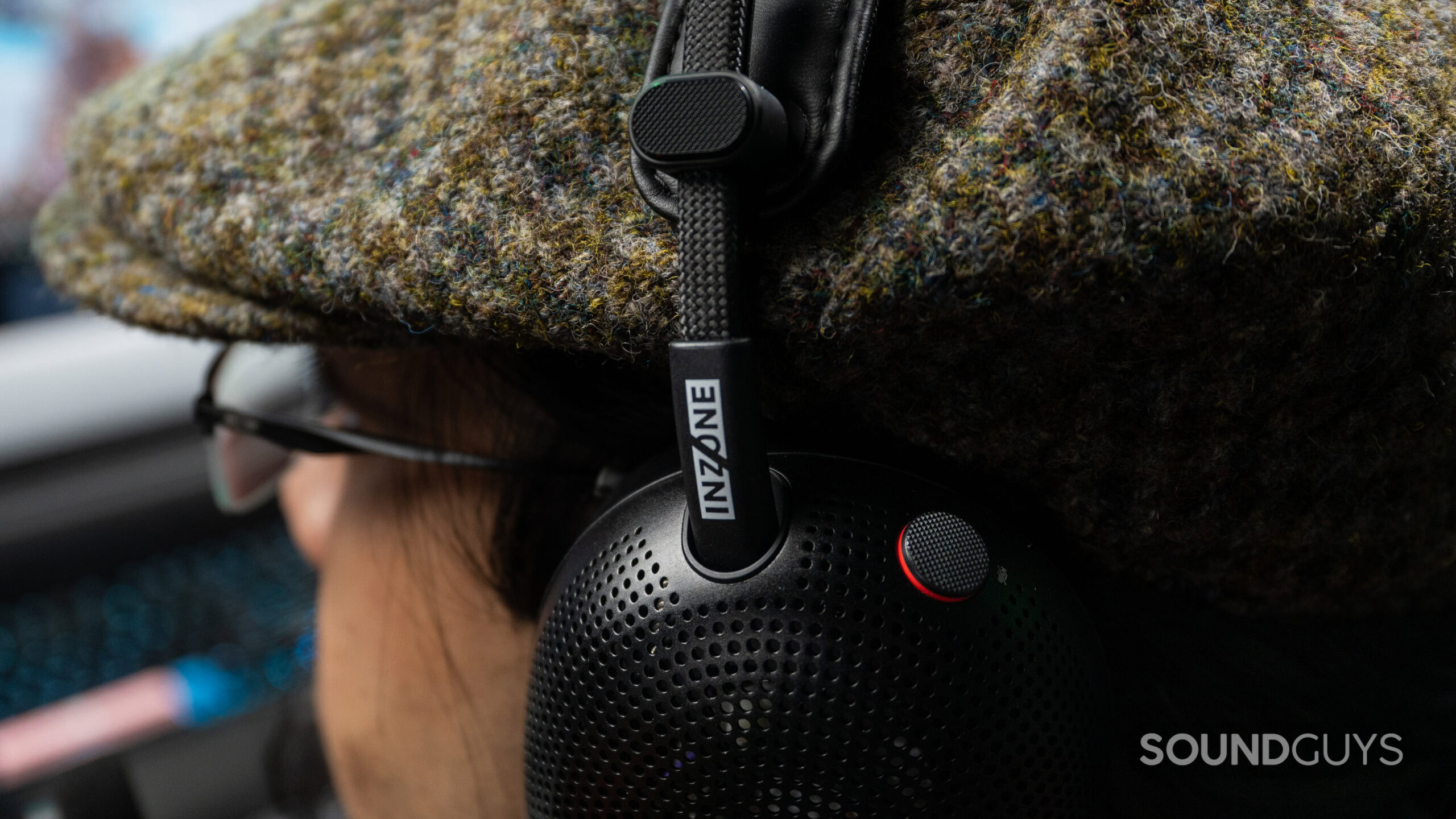 Sony INZONE H6 Air Mute and slider knurling Sony INZONE H6 Air Mute and slider have a great knurling texture.