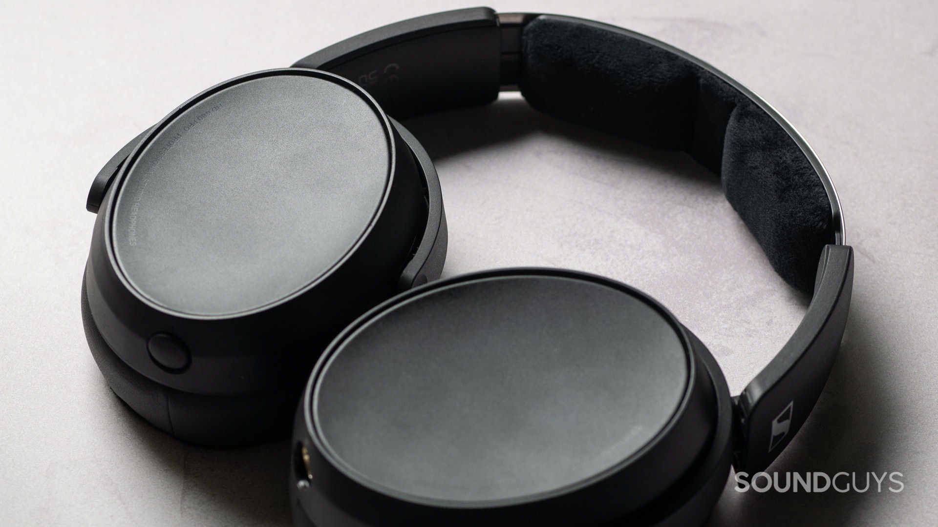 Photo showing the band and closed backgrounds of the Sennheiser HD 480 Pro.