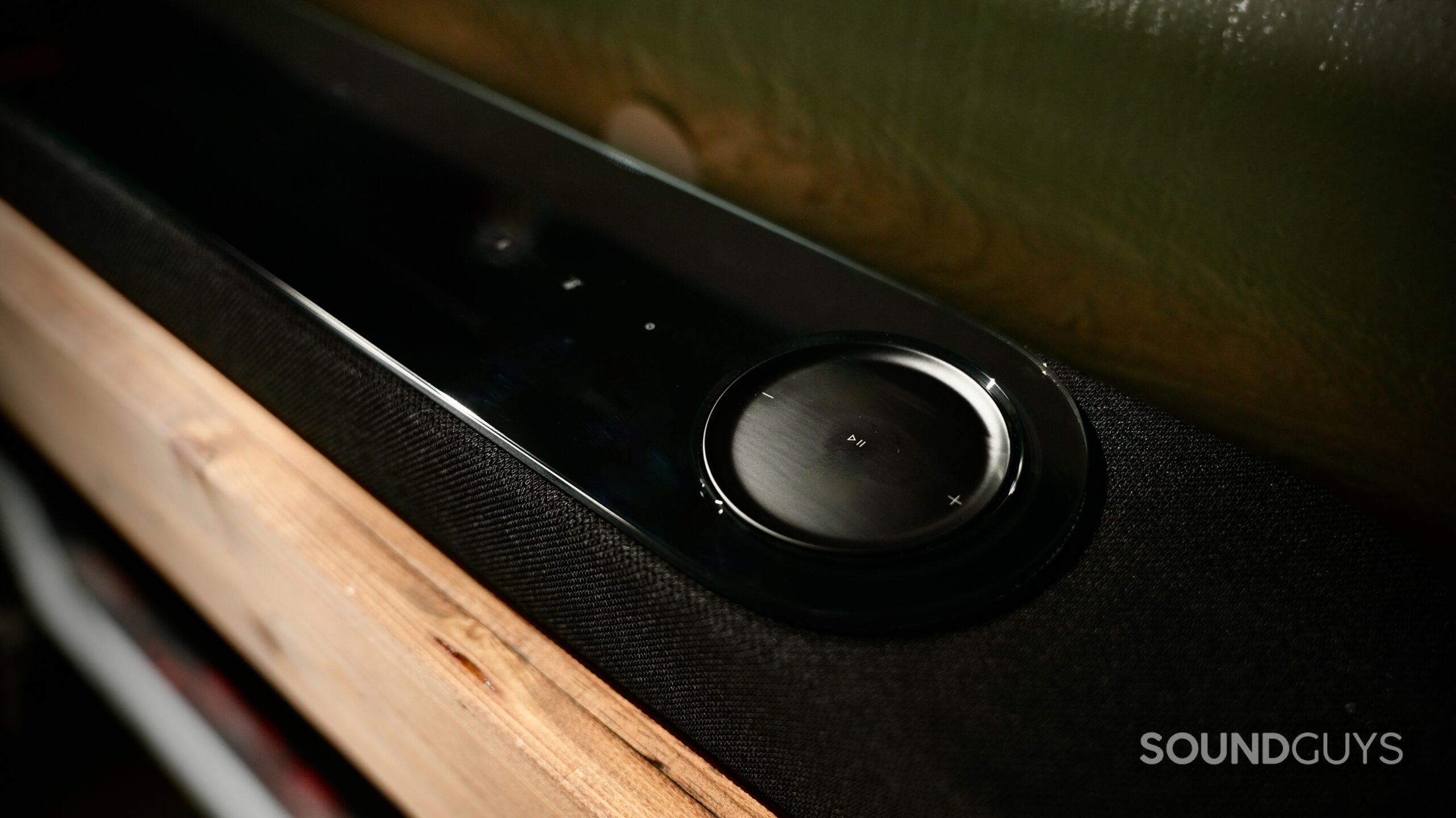 Top-mounted control dial on the Bose Lifestyle Ultra Soundbar