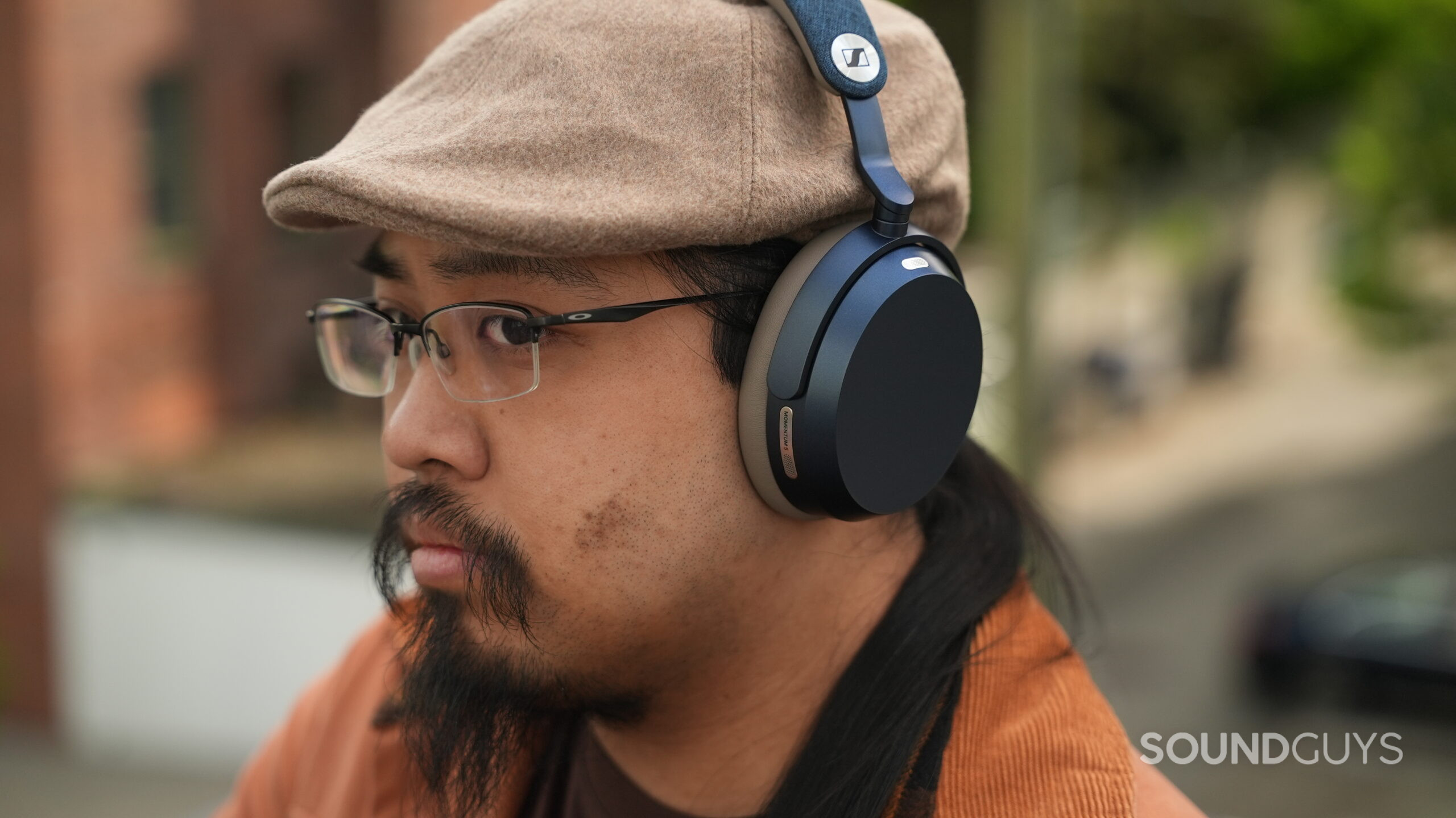 Sennheiser MOMENTUM 5 Wireless_028 A man listening to the sennheiser momentum 5 wireless