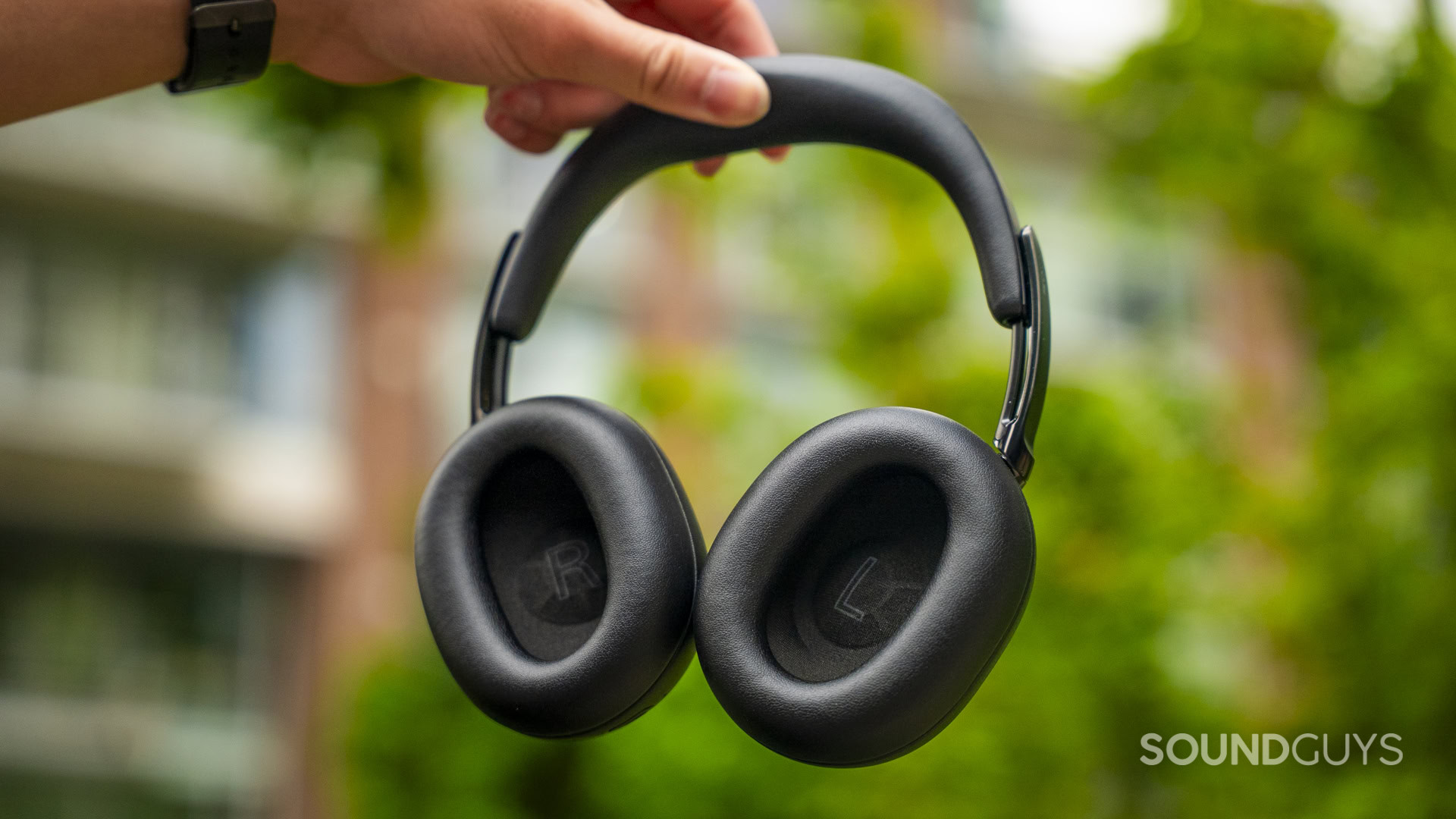 Sony WH-1000XX The Collexion-14 a hand holding the sony WH-1000XX Collexion headphones