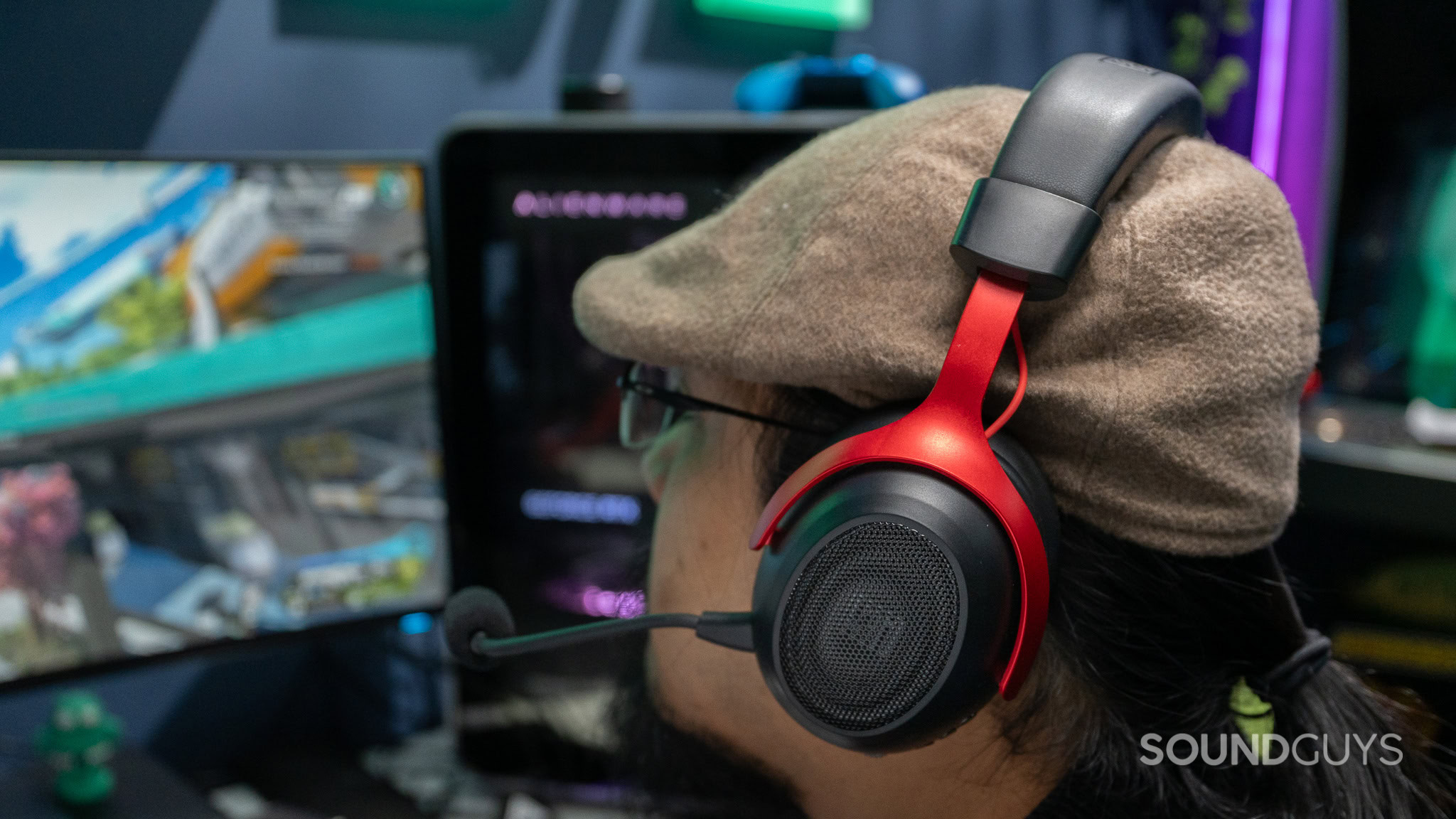 Epomaker GX1 Worn while gaming at a desk Using the Epomaker GX1 while gaming