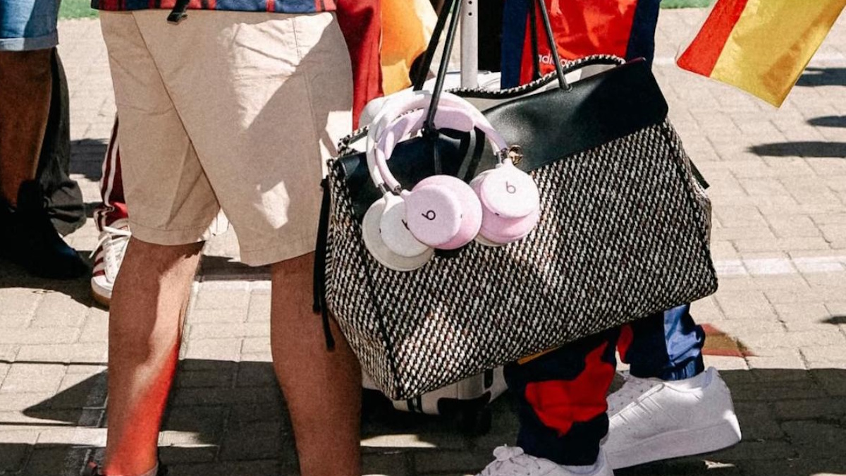 Lamine Yamal with new Beats headphone_1