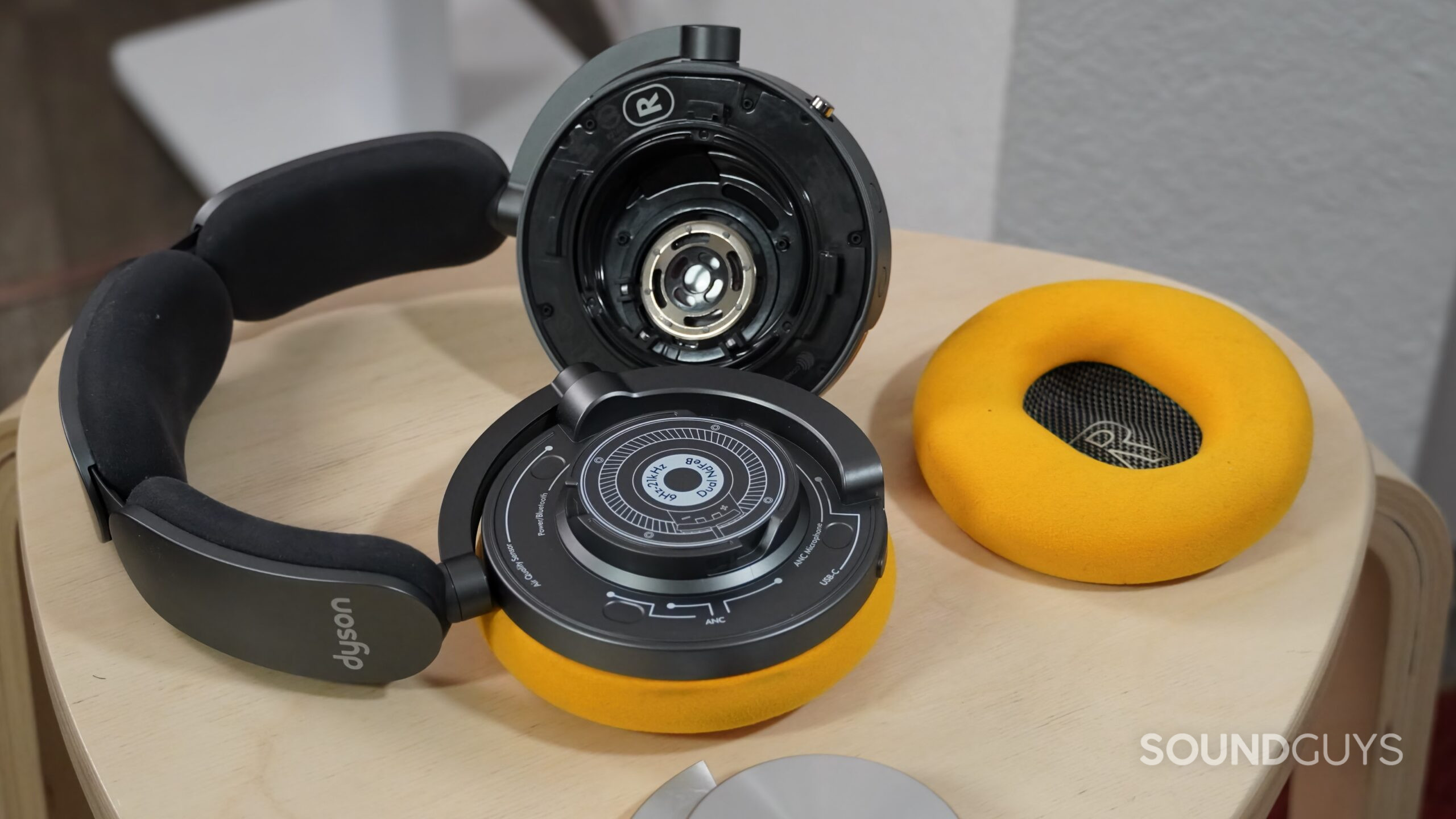 Dyson-OnTrac-3 Customizing the Dyson OnTrac headphones.