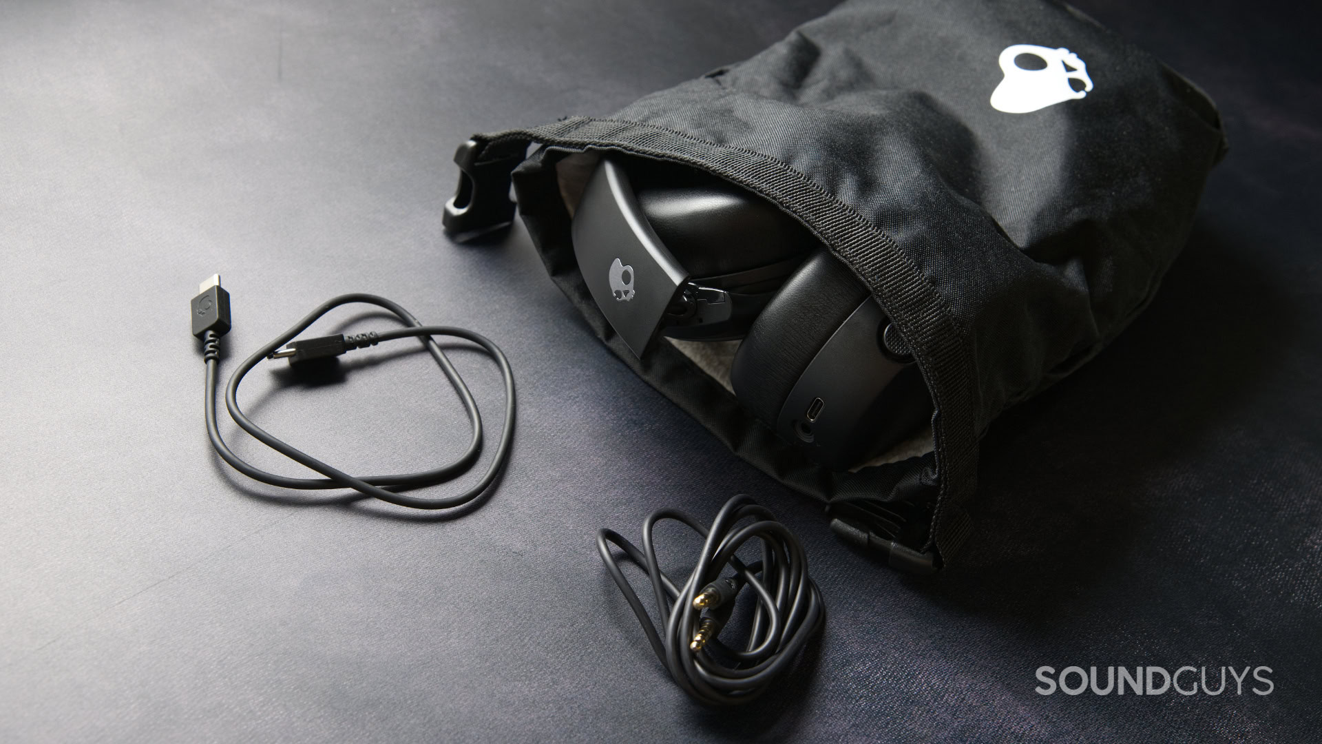 A photo of the inside of the Skullcandy Crusher 1080 ANC's storage bag.