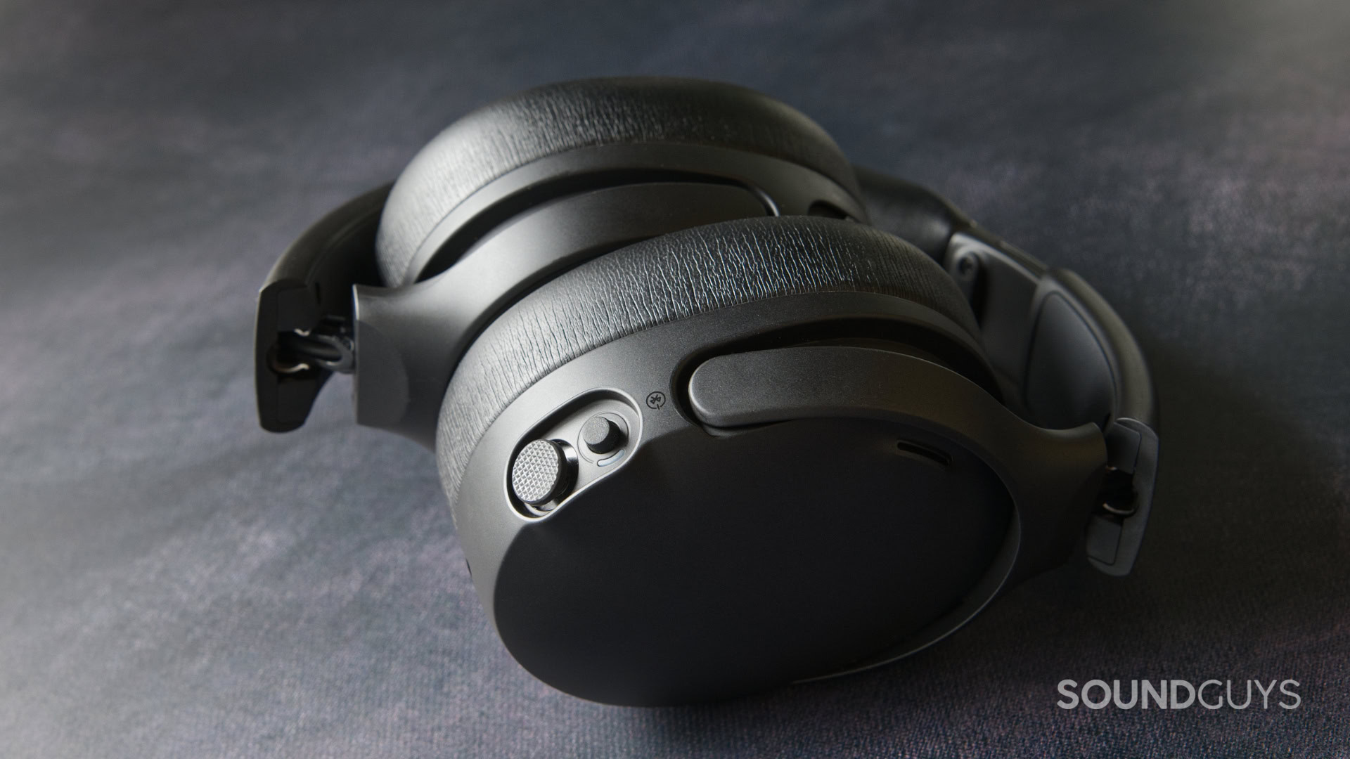 A photo of the main control cluster of the Skullcandy Crusher 1080 ANC.