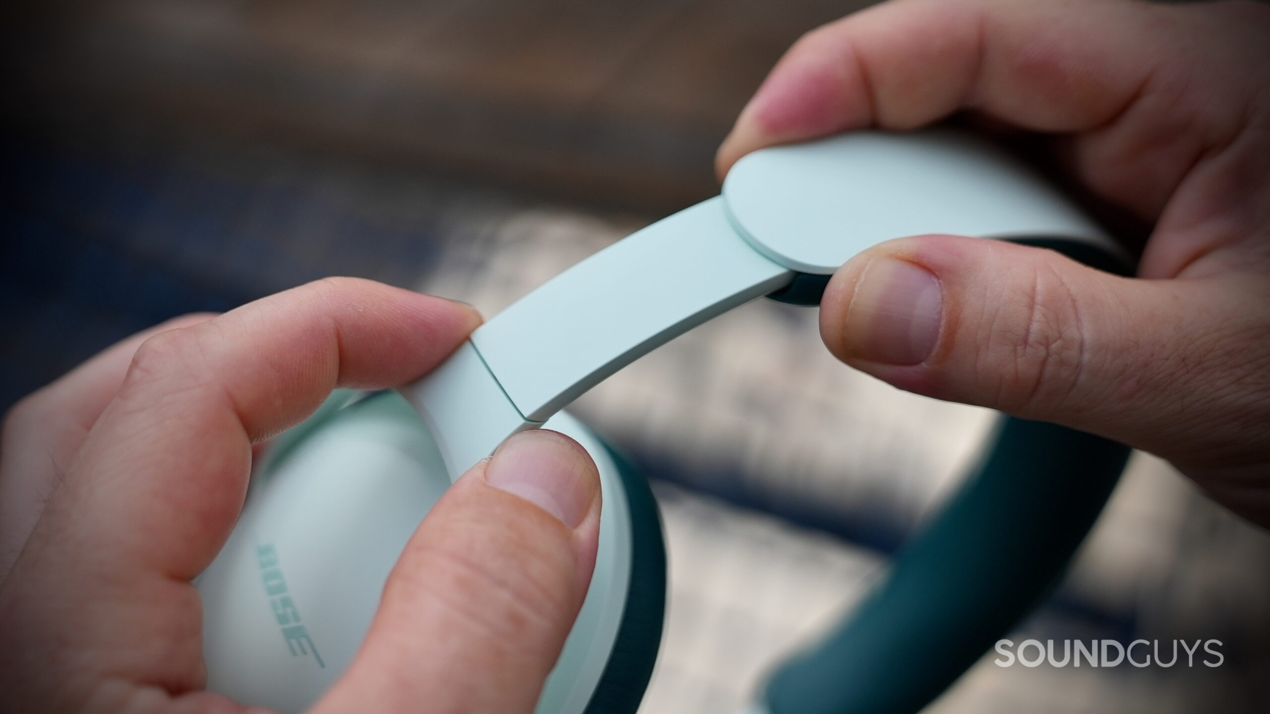 A close-up of the adjustable headband on the Bose QuietComfort Headphones (2nd Gen).