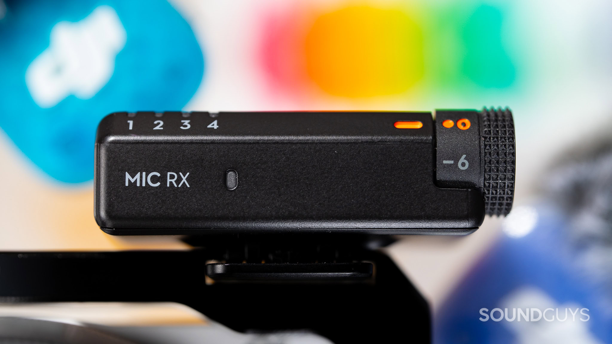 DJI Mic Mini 2S Camera receiver close up Close-up of the receiver of the DJI Mic Mini 2S, showing the 4 transmitter connection LEDs and the knurled knob to adjust receiver gain.