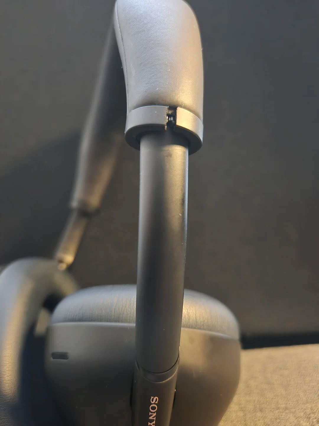 Sony WH-1000XM6 headband ring hinge broken