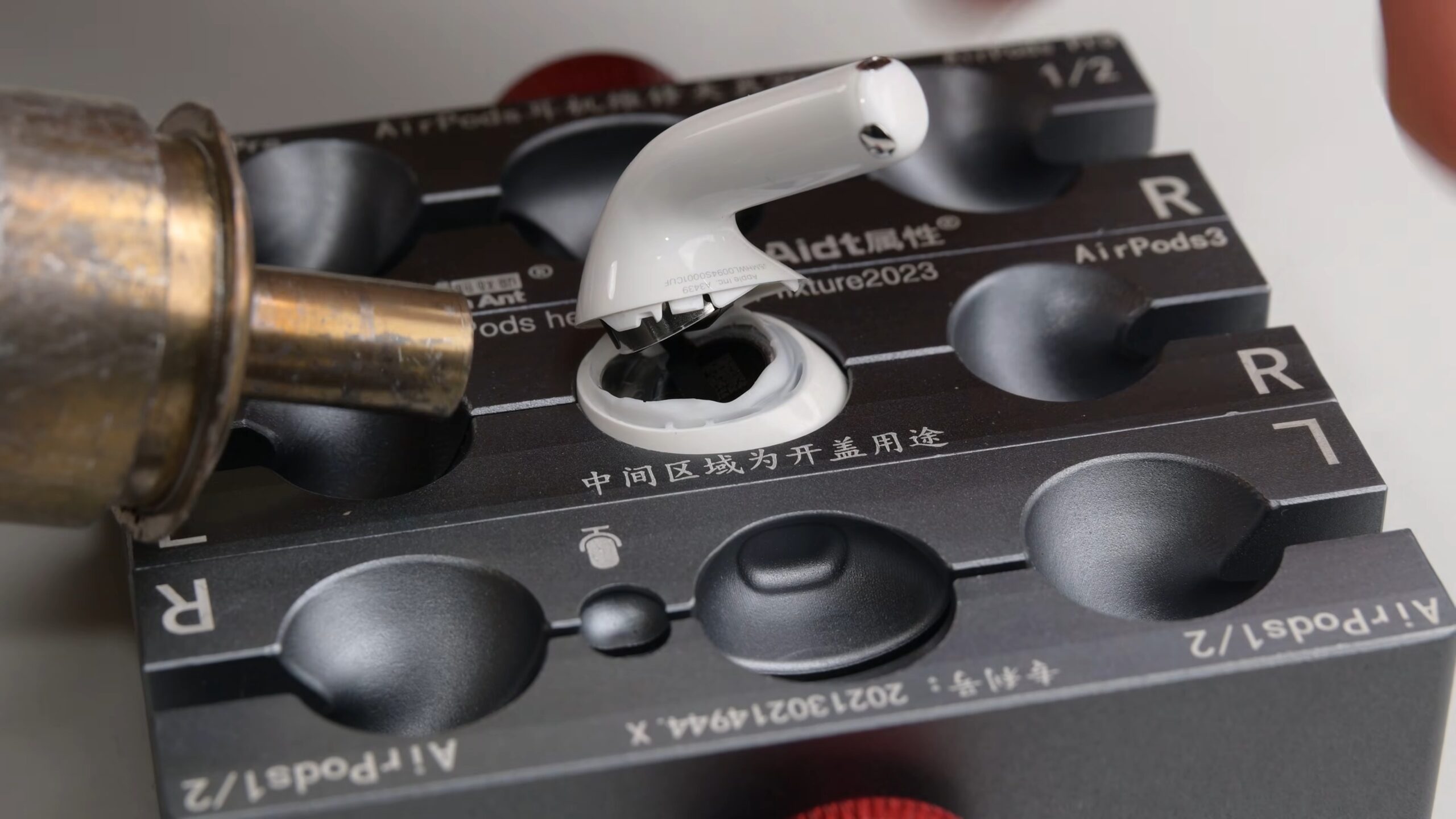 Apple AirPods 5 - iFixit teardown_1