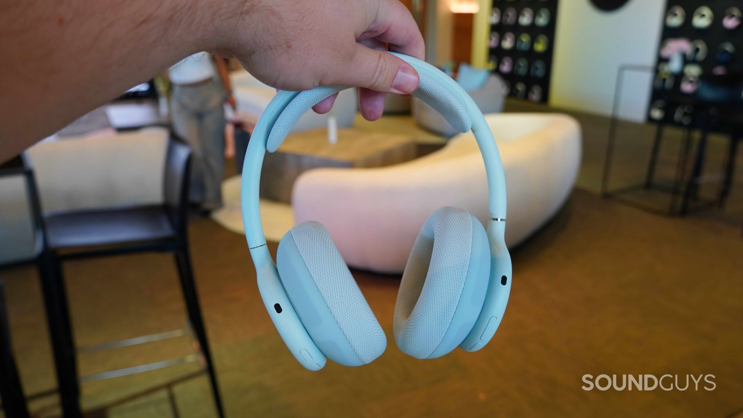 Beats-360-review-6 Holding the Beats 360 in blue in the hand.