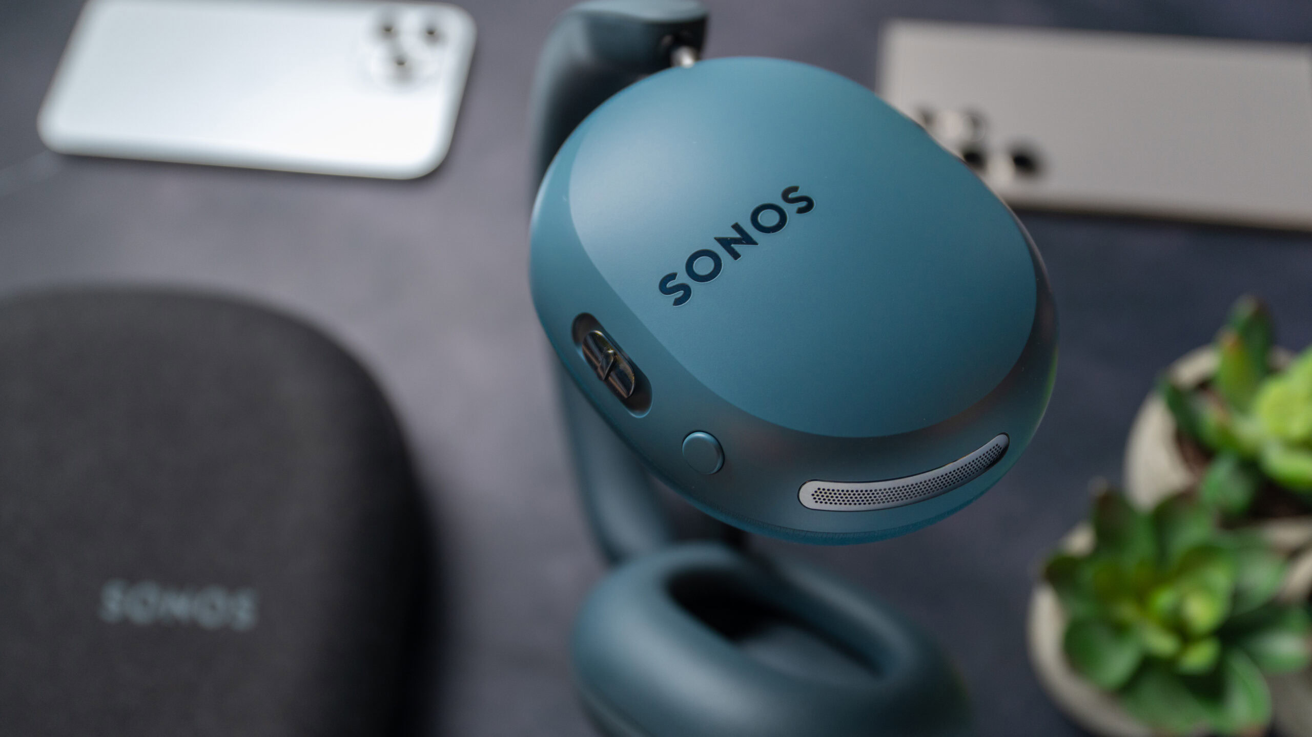 Sonos Ace Ultra close up to the buttons on left hand side earcup Sonos Ace Ultra close up to the switch and button on the right earcup.