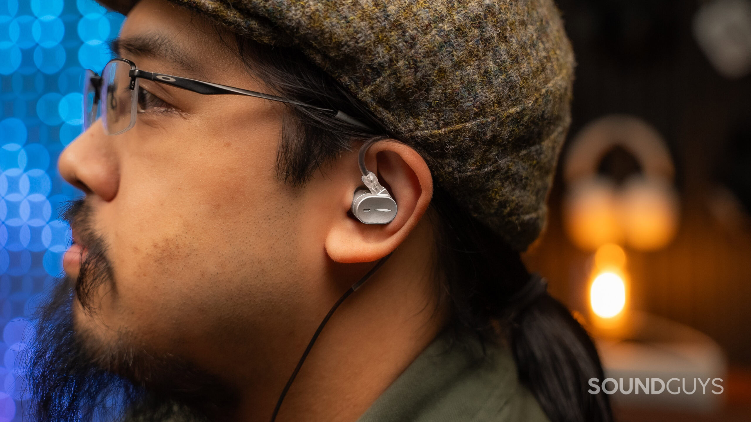 Moondrop Chu III worn Moondrop Chu III worn by man in cap with the earhooks fitting snuggly behind the ear.