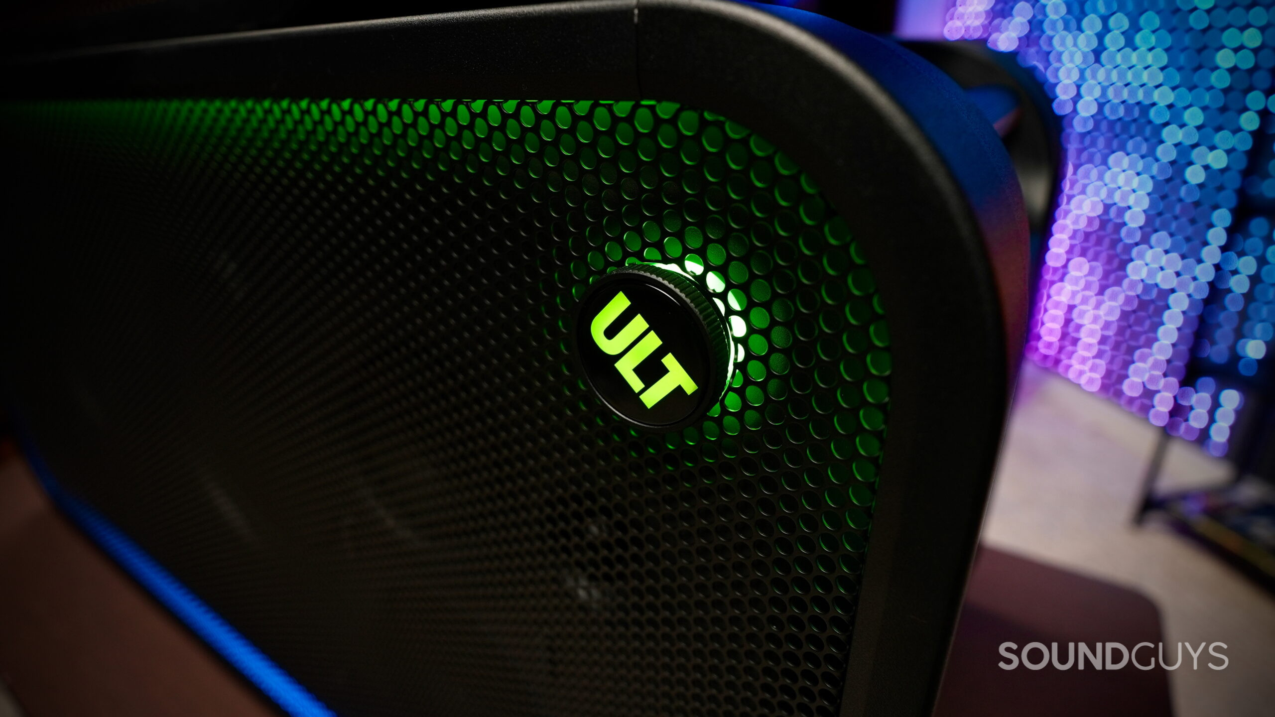 Sony ULT series - 3 Close-up of the illuminated ULT button on the Sony ULT TOWER 7.