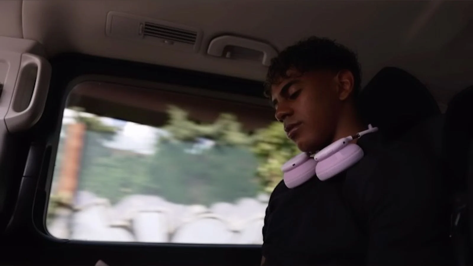 Lamine Yamal wearing Beats 360