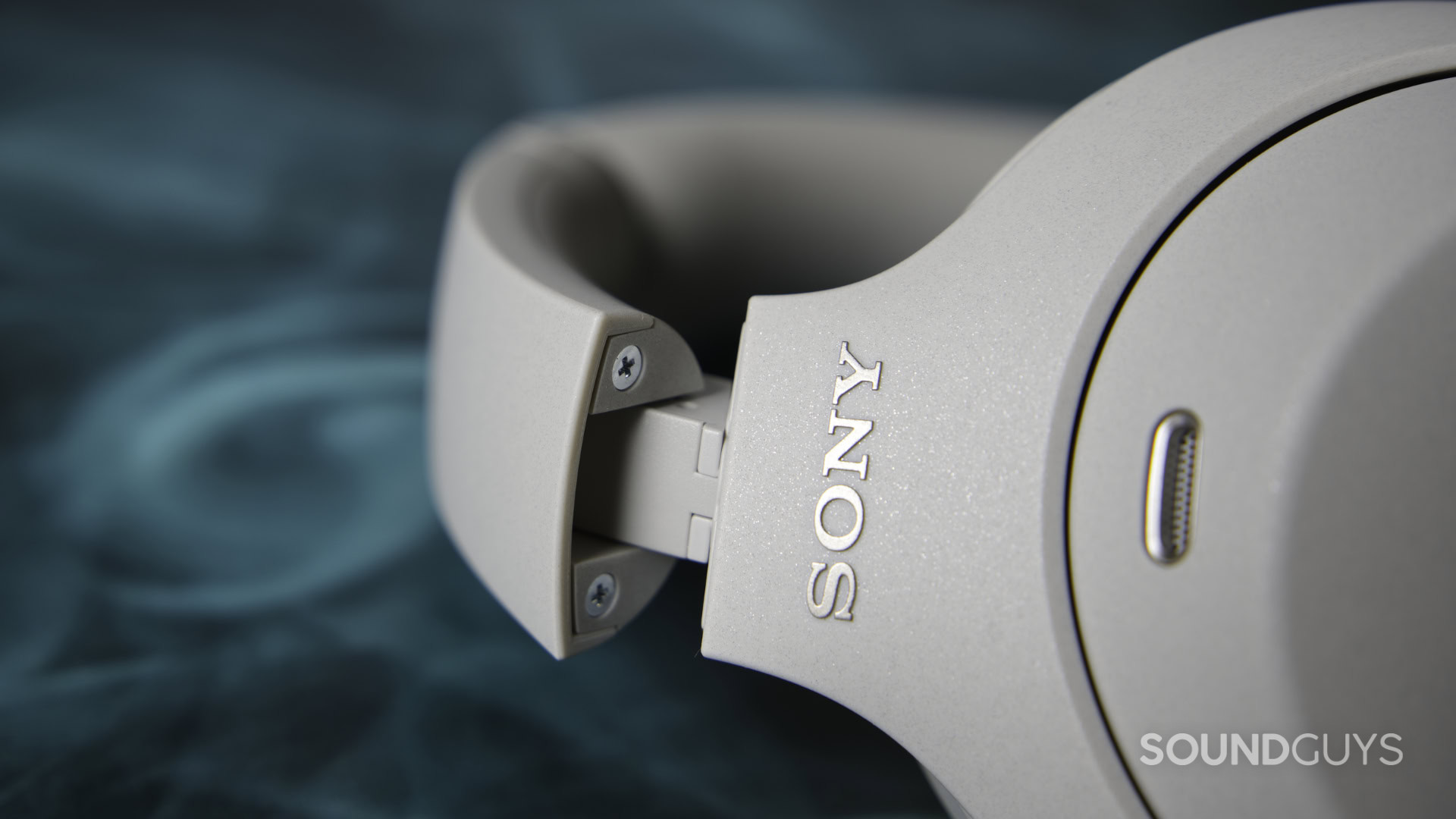 sony wh-1000xm4C hinge A close-up photo of the Sony WH-1000XM4C's hinge.