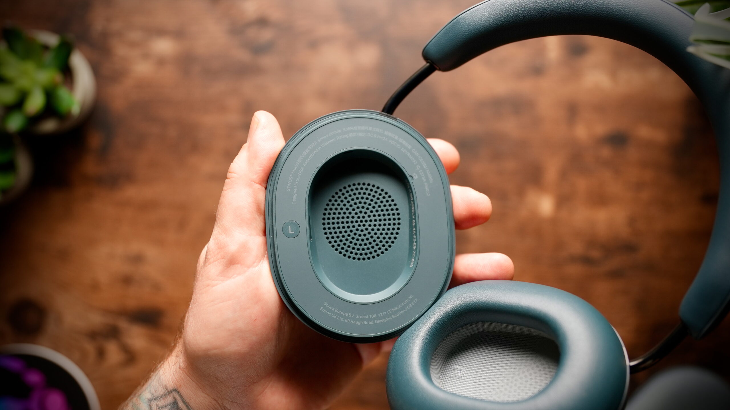 Sonos Ace Ultra - 2 Sonos Ace Ultra headphones with both removable ear cushions detached.