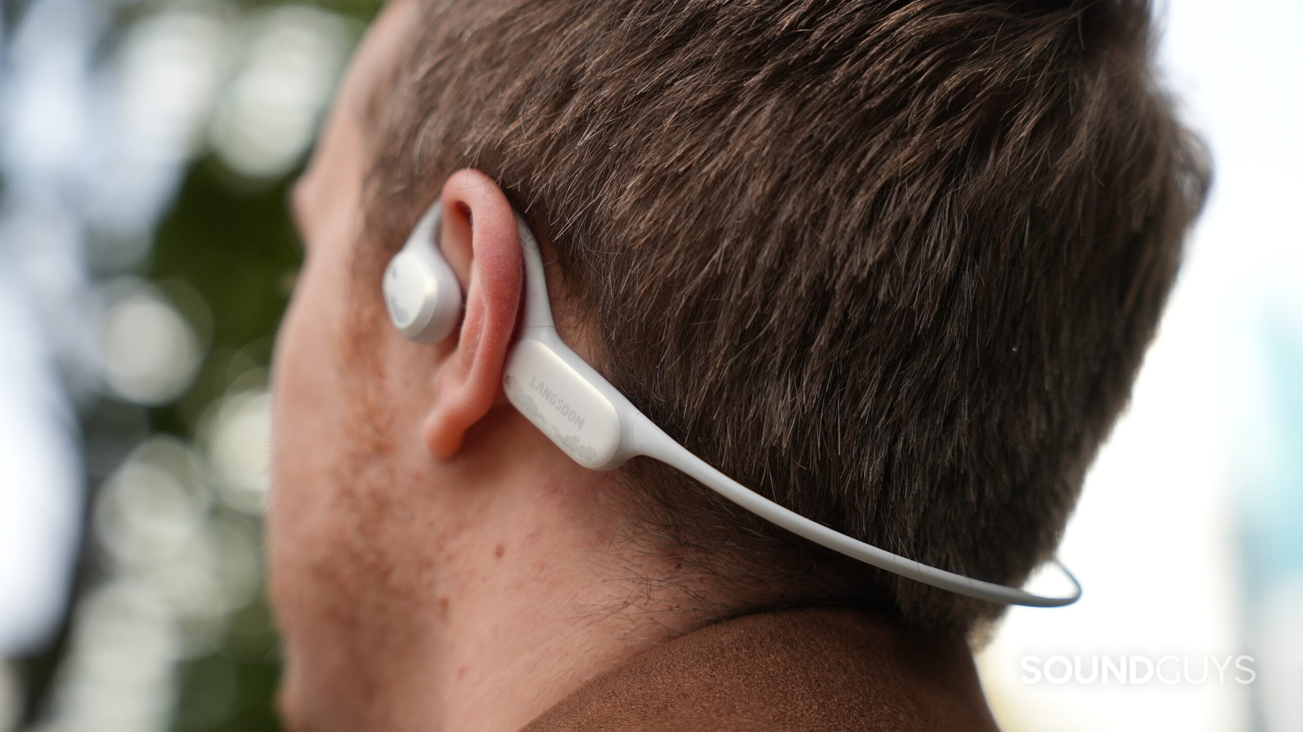 airwave pro 2 behind ears Rear view of a person wearing the Langsdom AirWave Pro 2, showing the band resting behind their head.